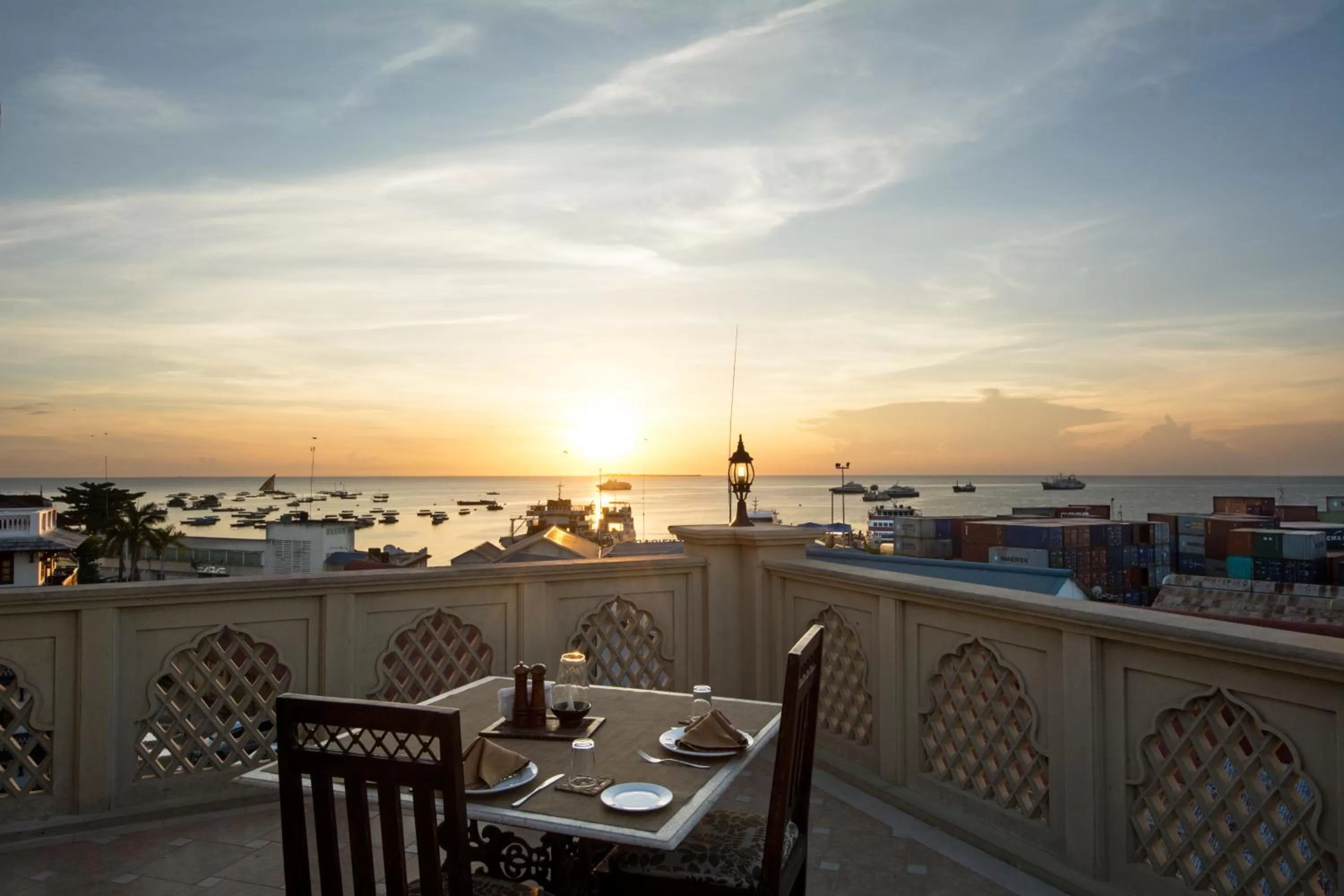 Restaurant/places to eat in Golden Tulip Stone Town Boutique