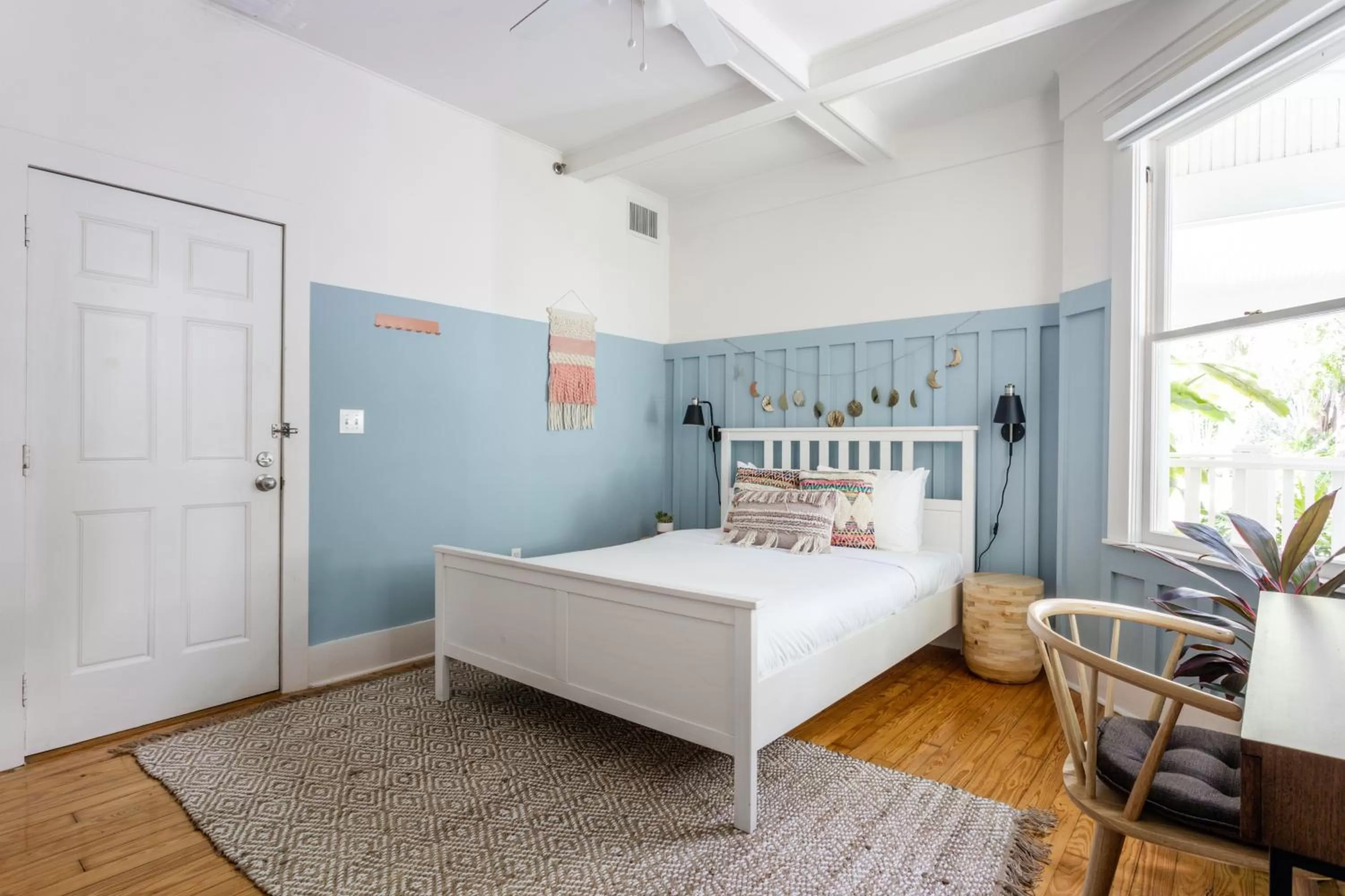 Bed in Miami River Inn by Renzzi