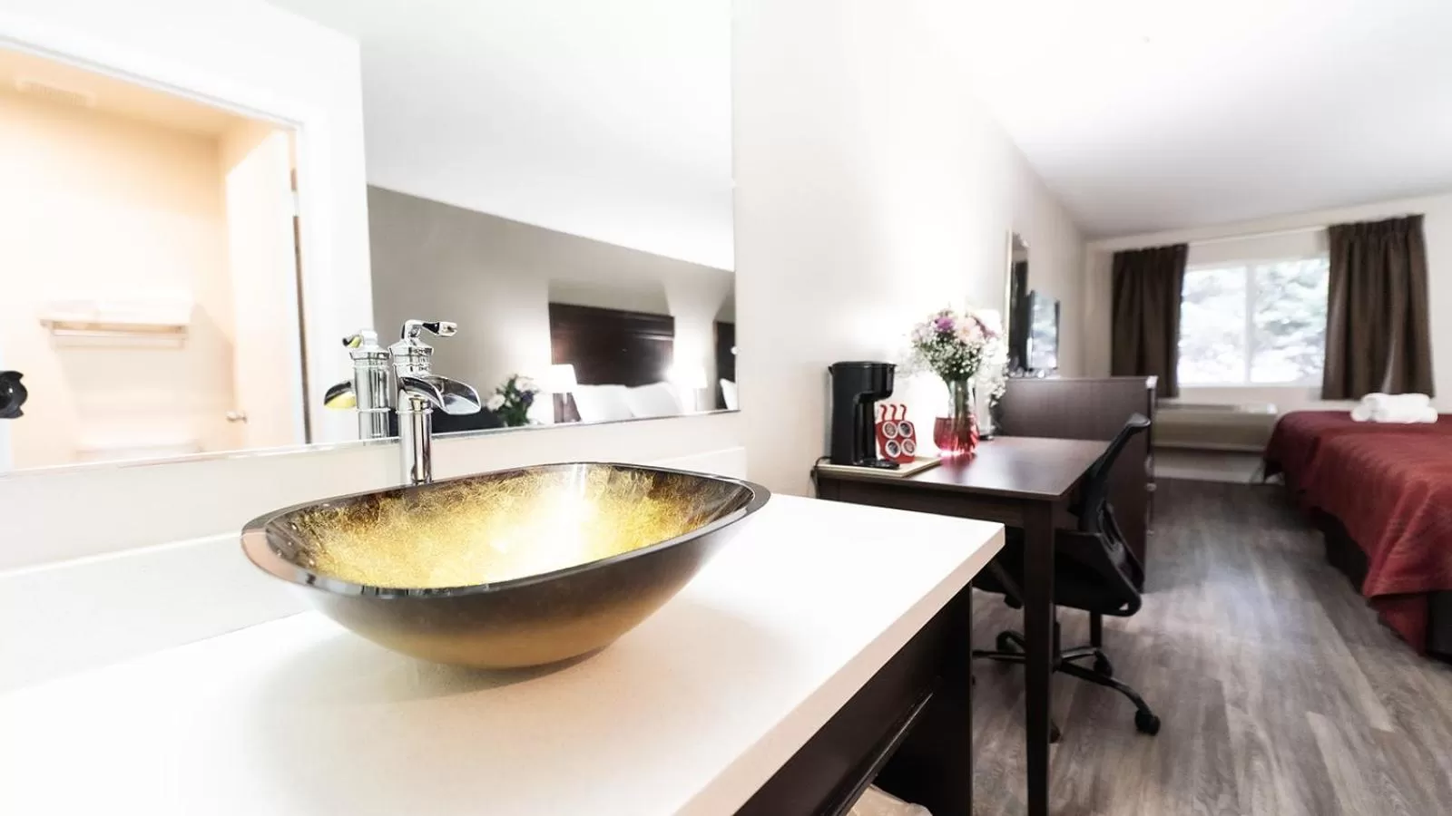 Seating area, Bed in Ocean Star Inn