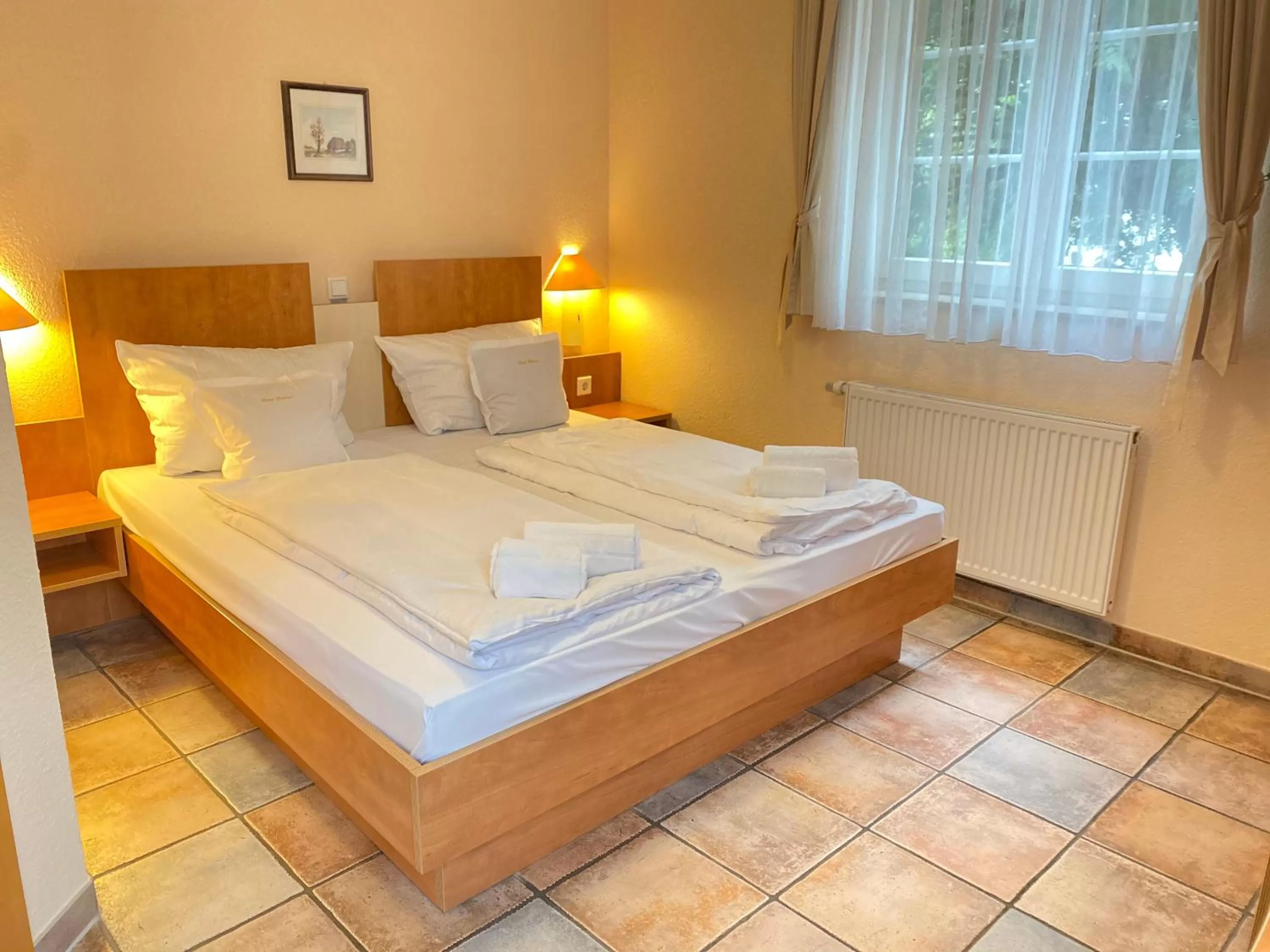 Bed in Vintage Hotel Köln Pulheim - Kostenlose Parkplätze