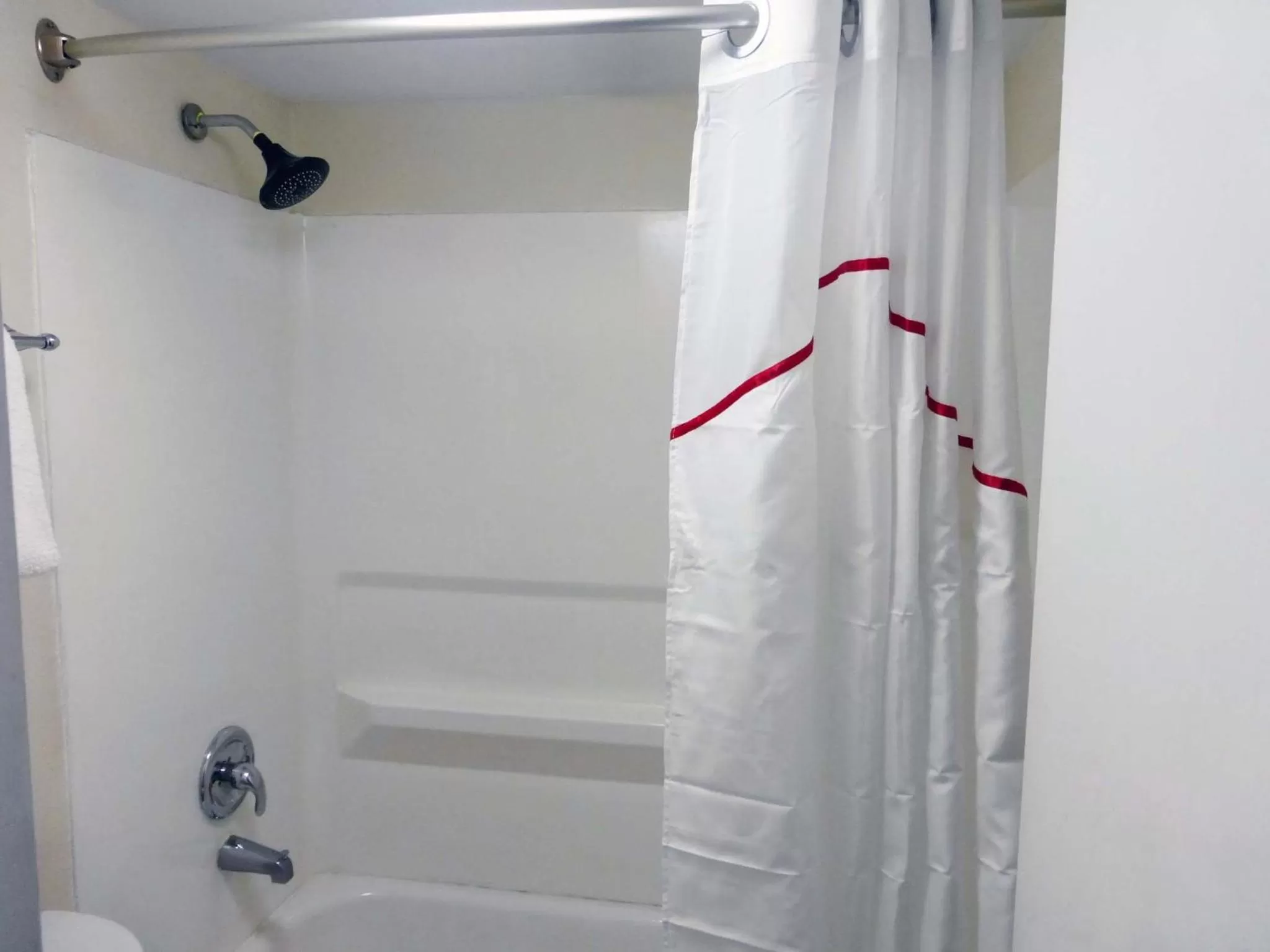 Bathroom in Red Roof Inn Walton, KY - Richwood - Cincinnati Airport South