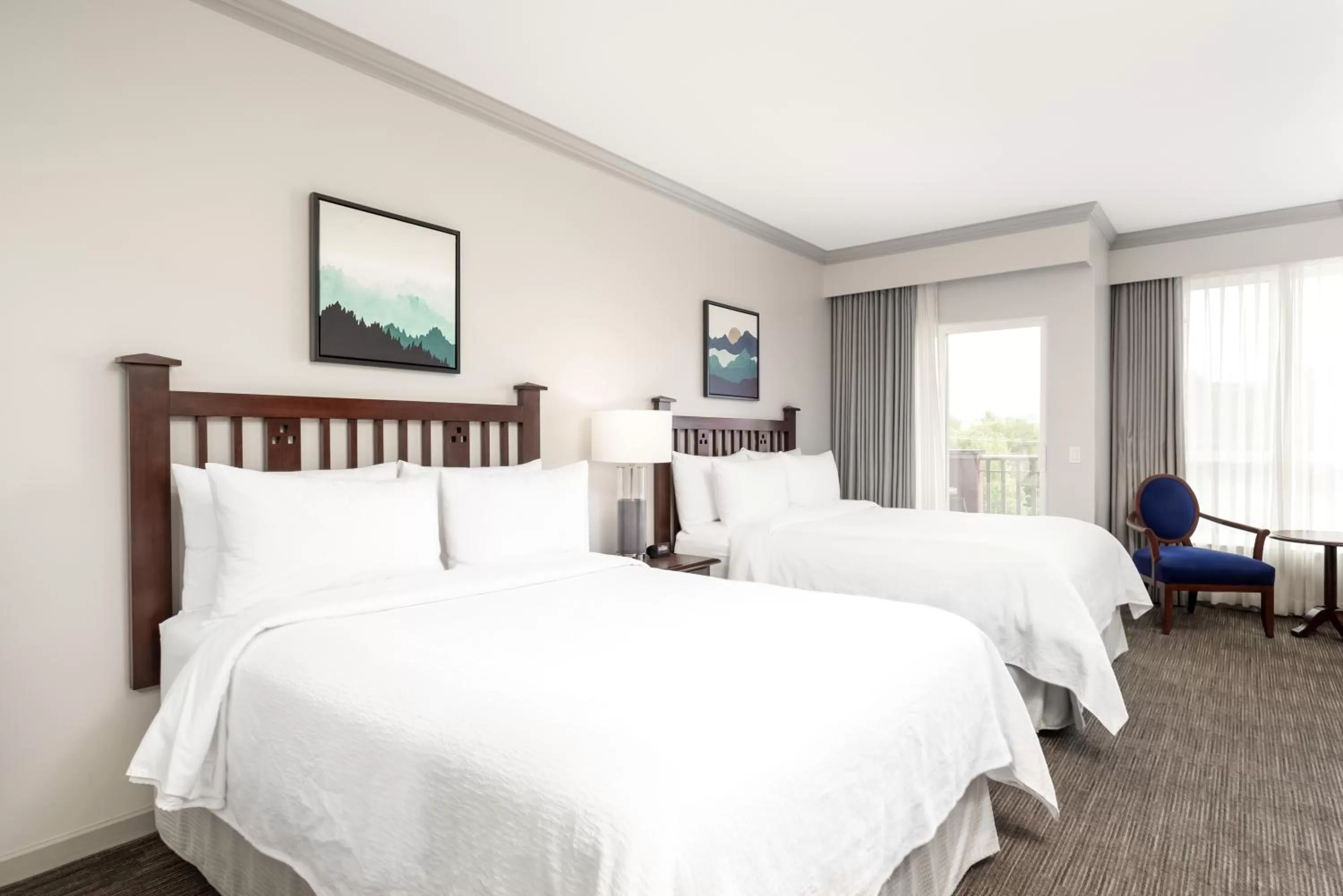 Deluxe Room, 2 Queens in Manteo at Eldorado Resort