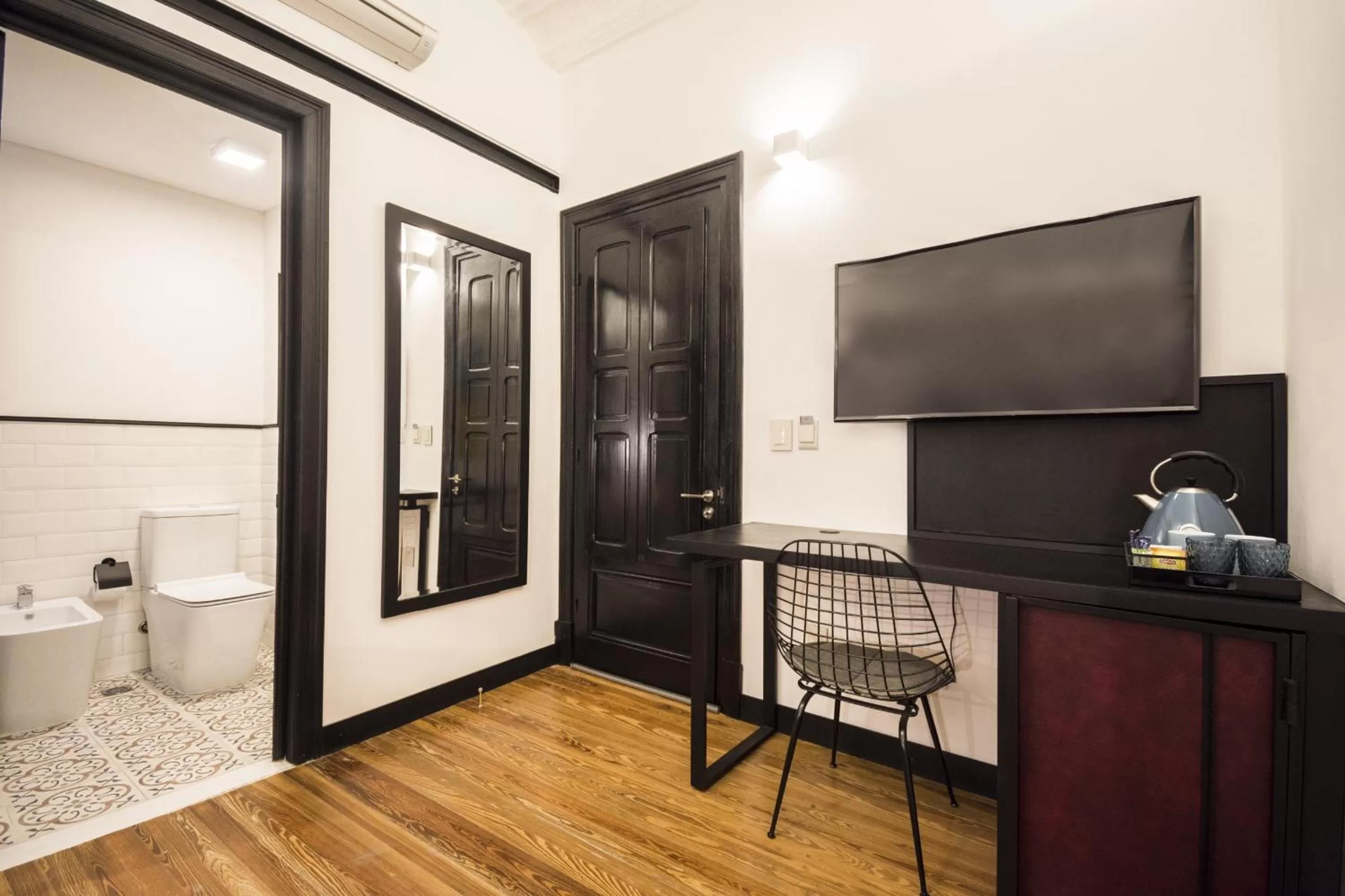 Shower, TV/Entertainment Center in FAUNA Montevideo