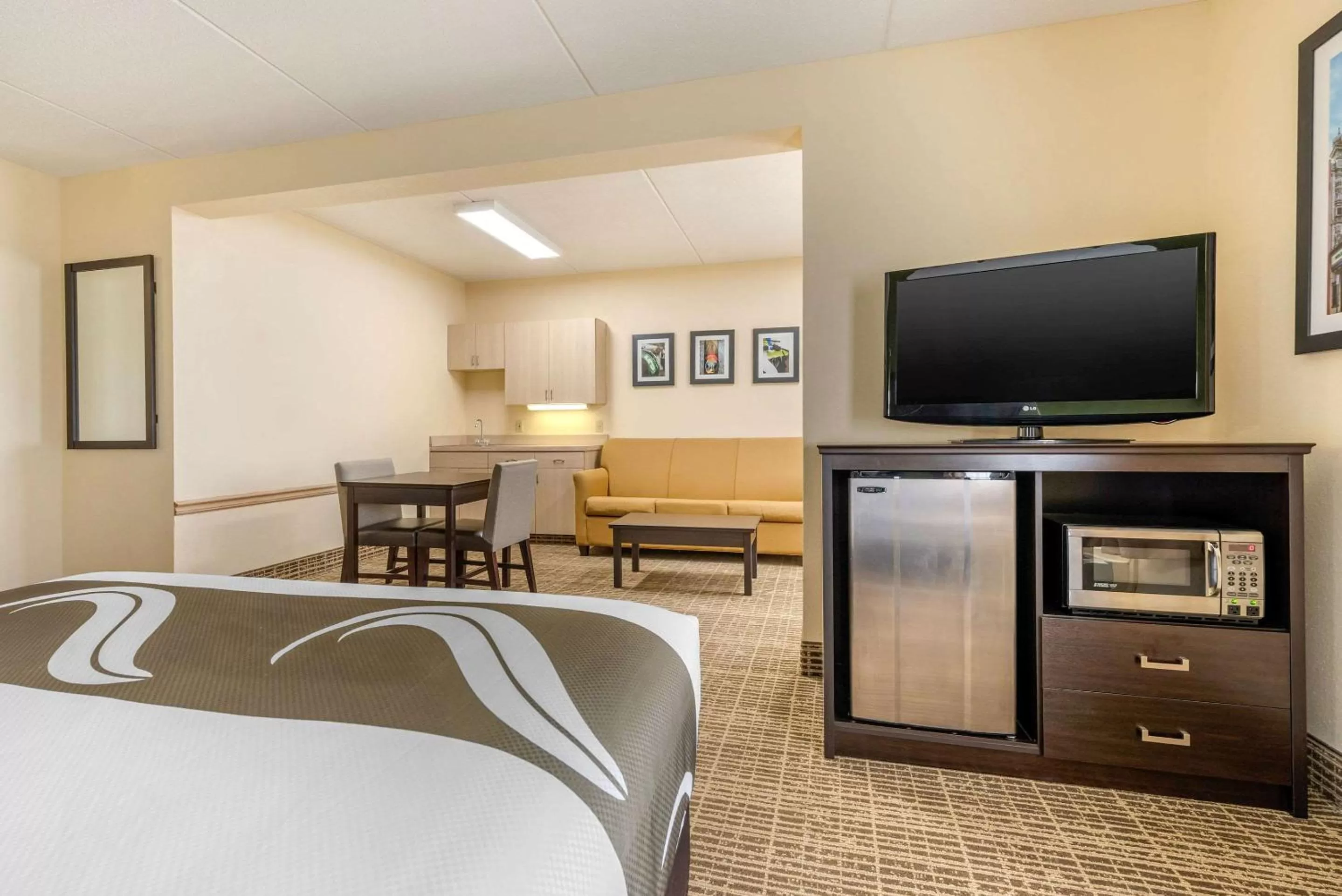 Bedroom, TV/Entertainment Center in Quality Inn Louisville