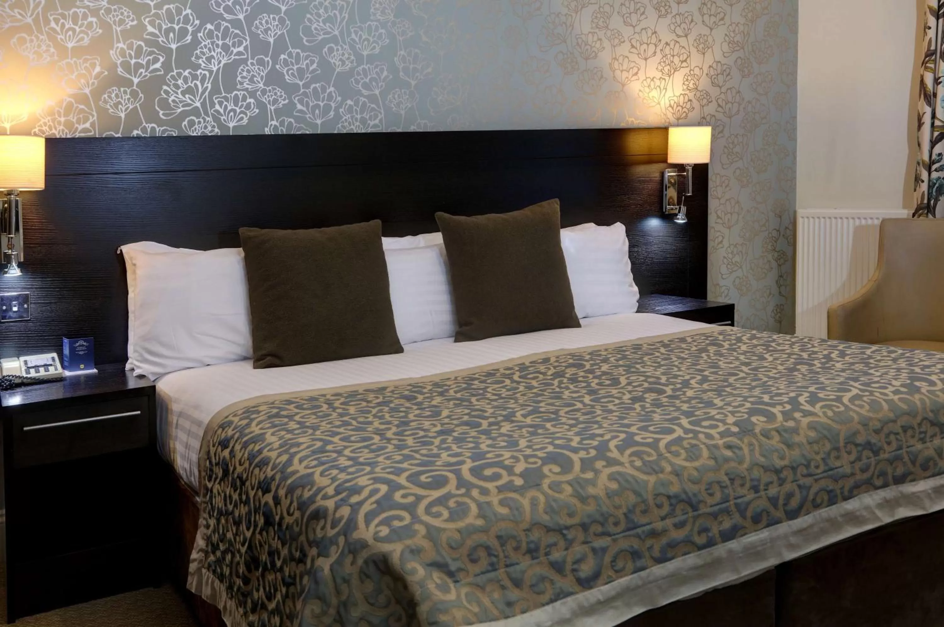 Bedroom in Norfolk Royale Hotel