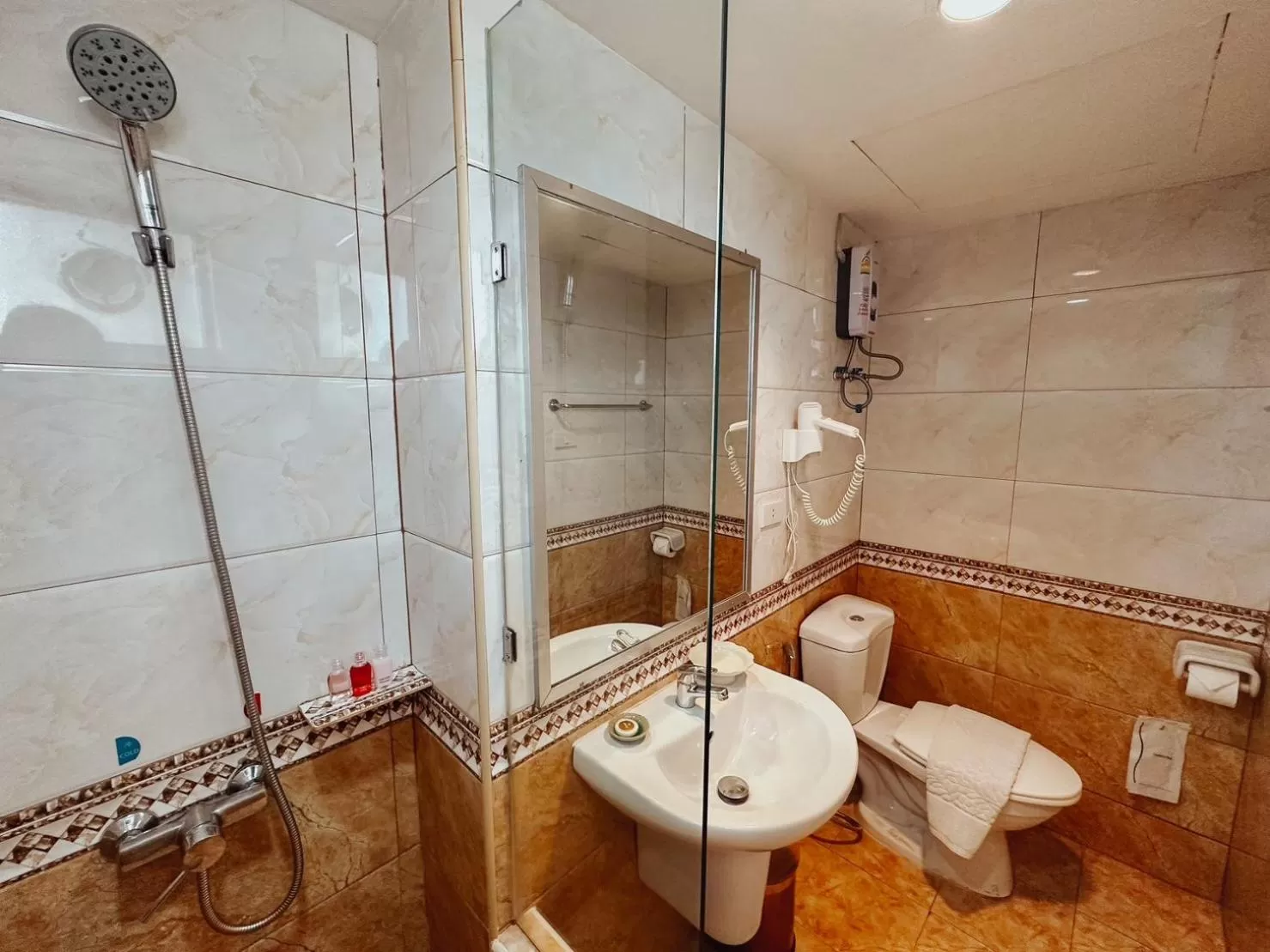 Shower in Hotel De Khuvieng