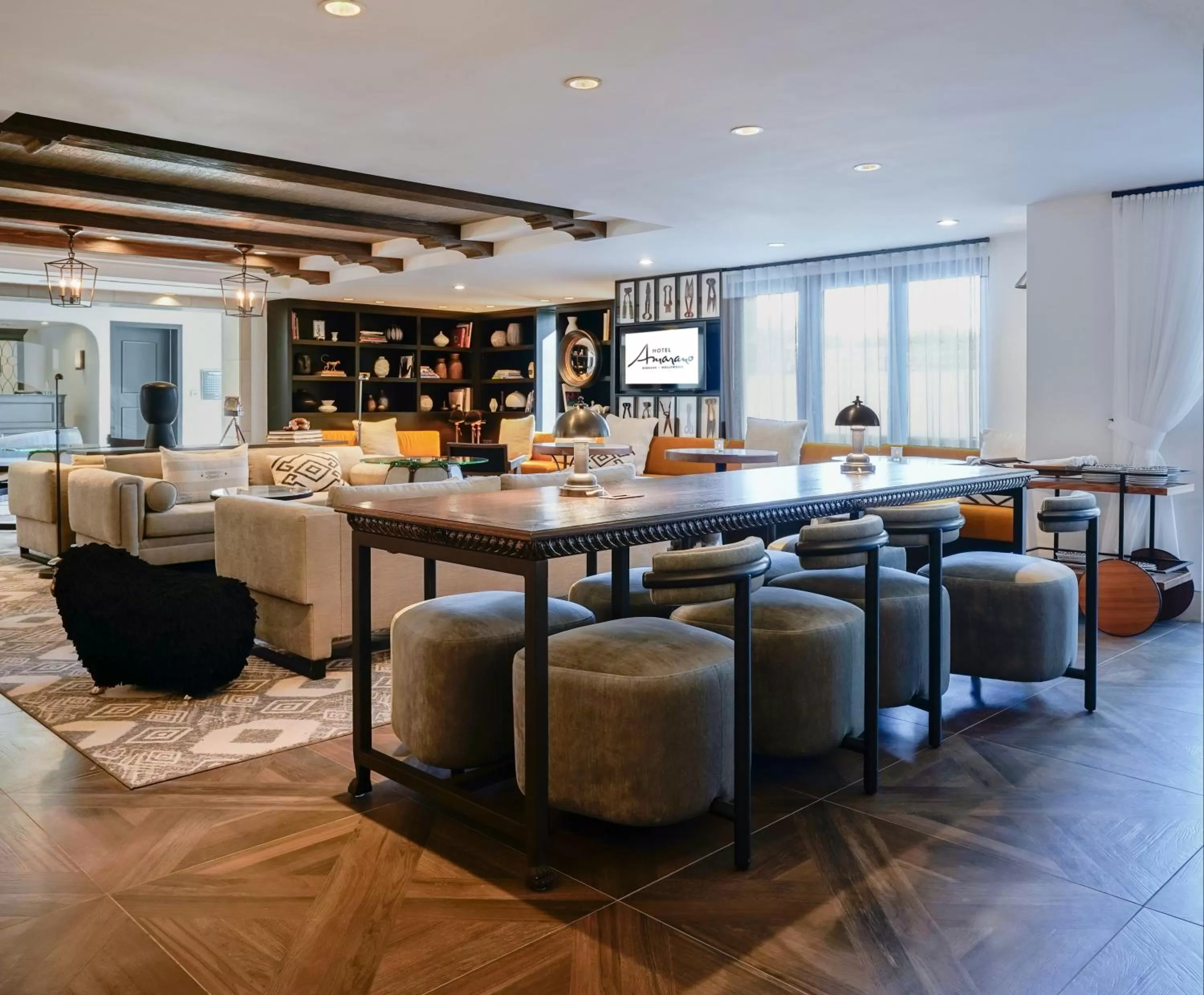 Communal lounge/ TV room in Hotel Amarano Burbank-Hollywood