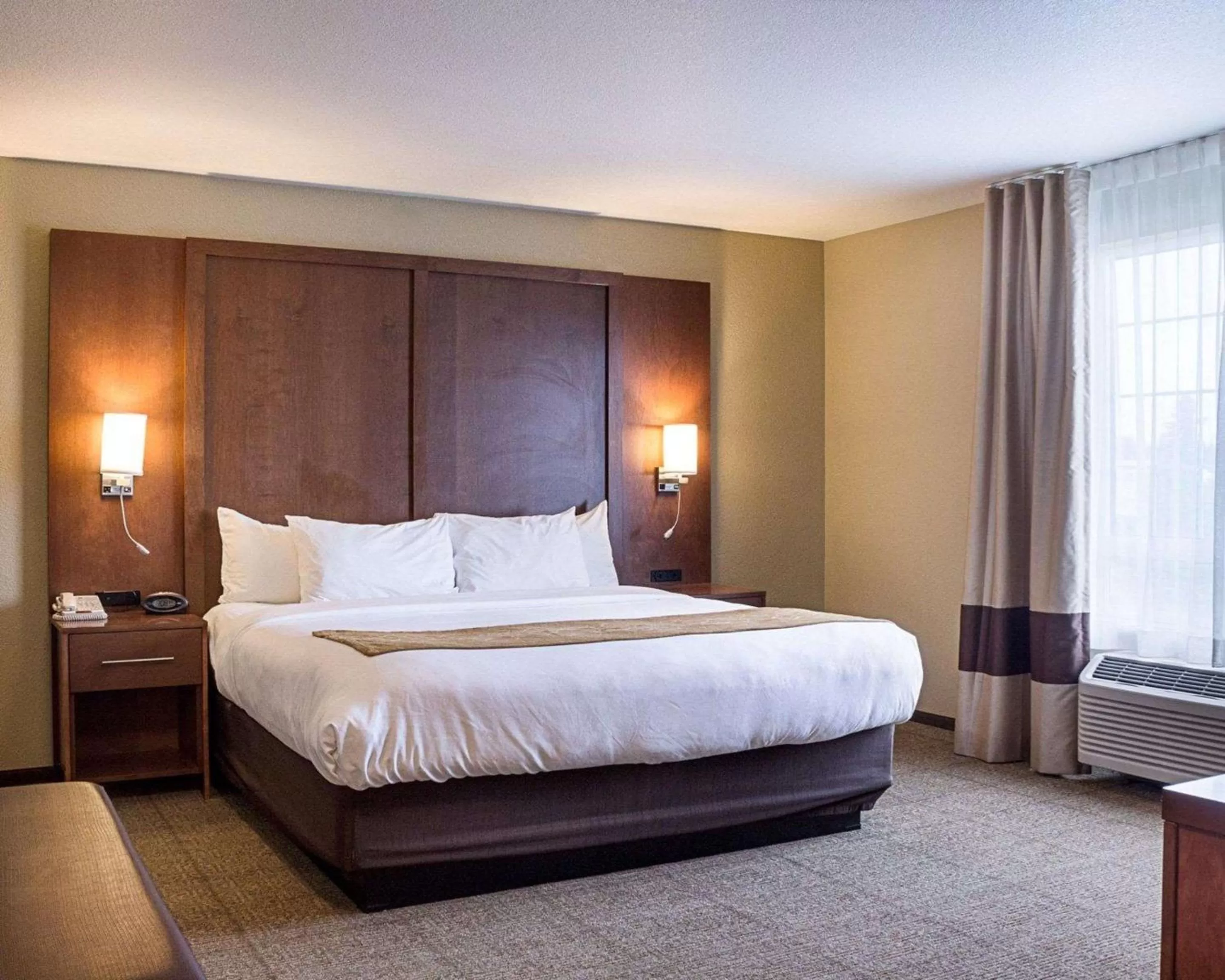 Photo of the whole room, Bed in Comfort Suites Minot South