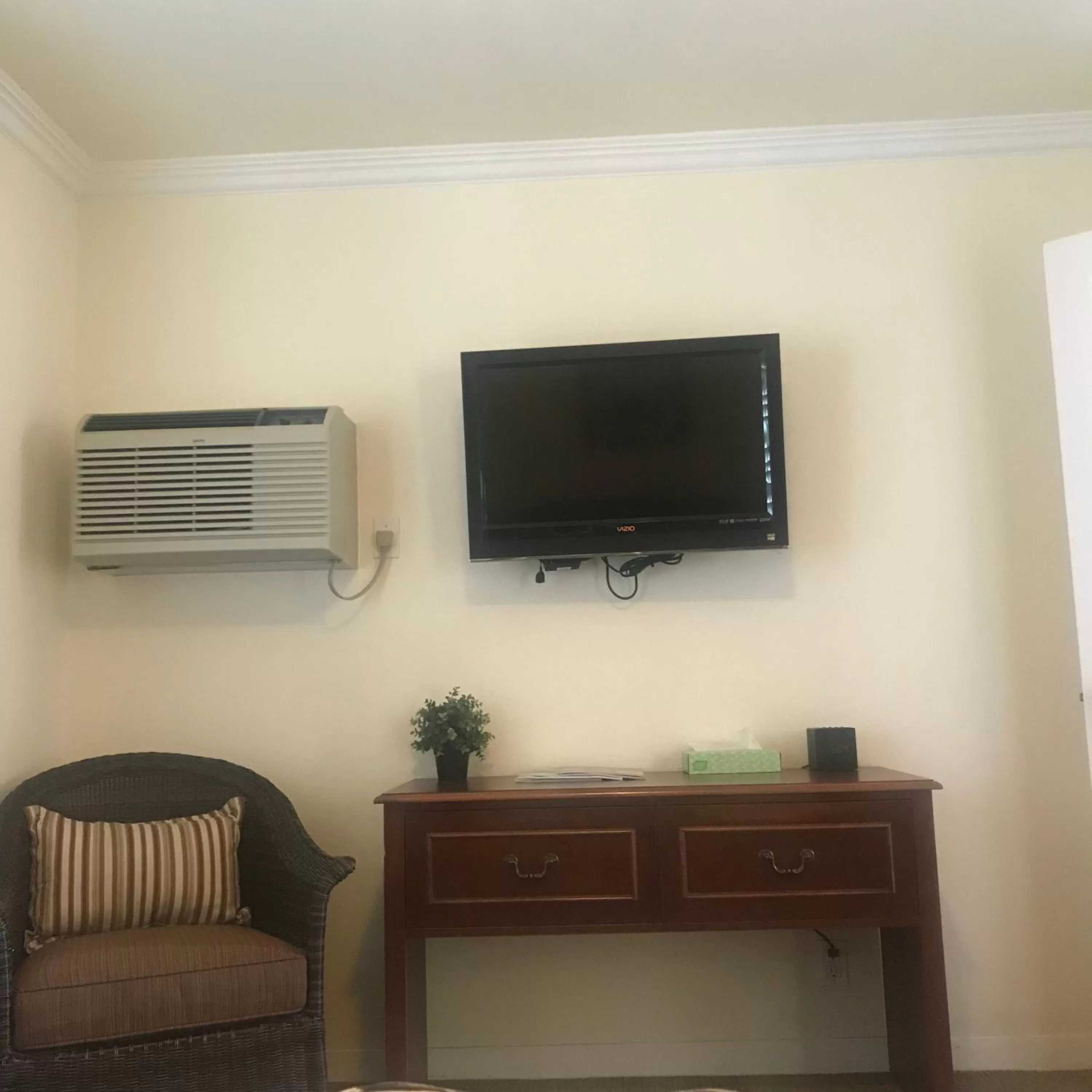 TV and multimedia in Bella Capri Inn and Suites