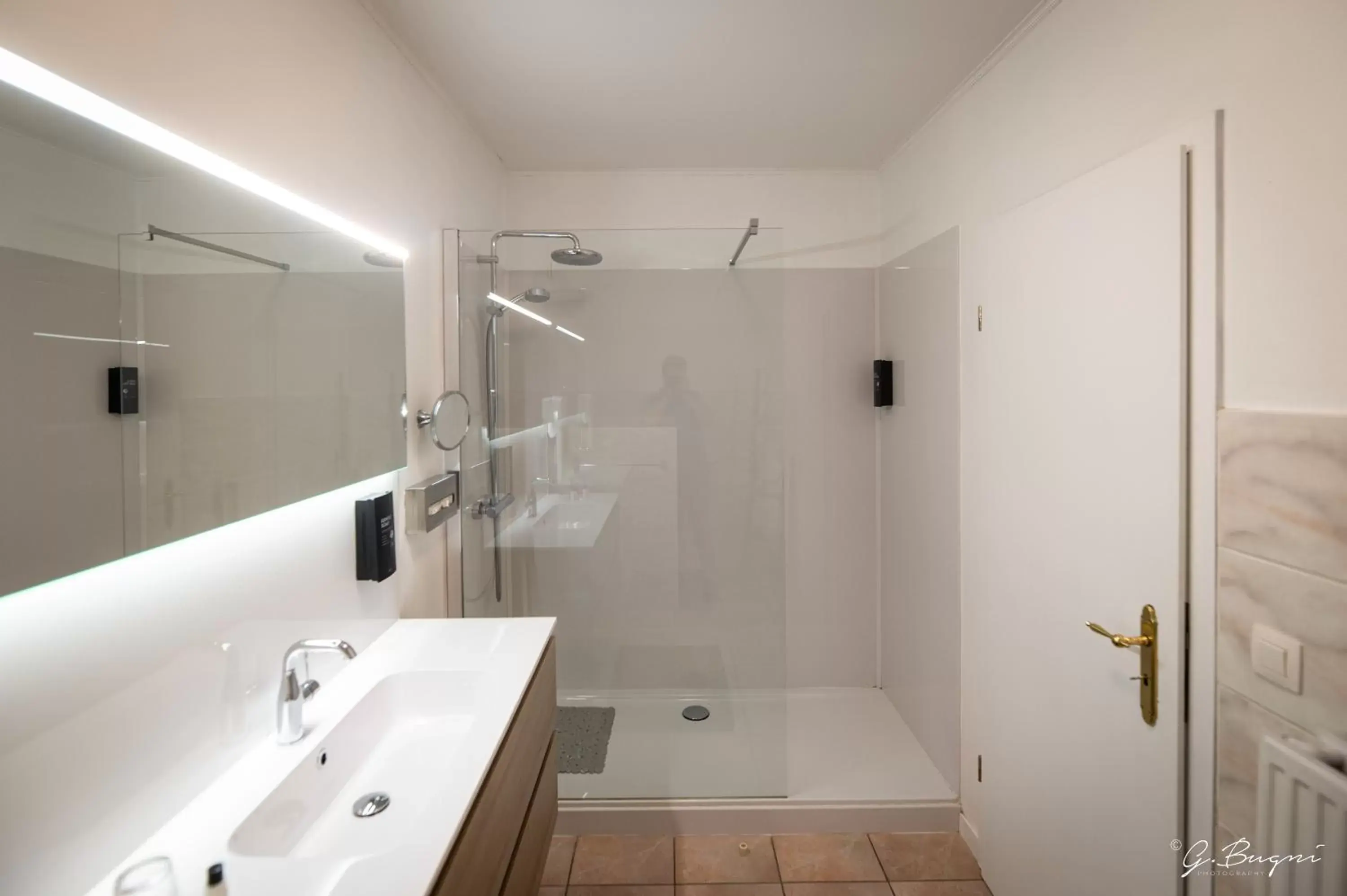 Quadruple Room in La Reine Hôtel & Restaurant Quadruple Room in La Reine Hôtel & Restaurant