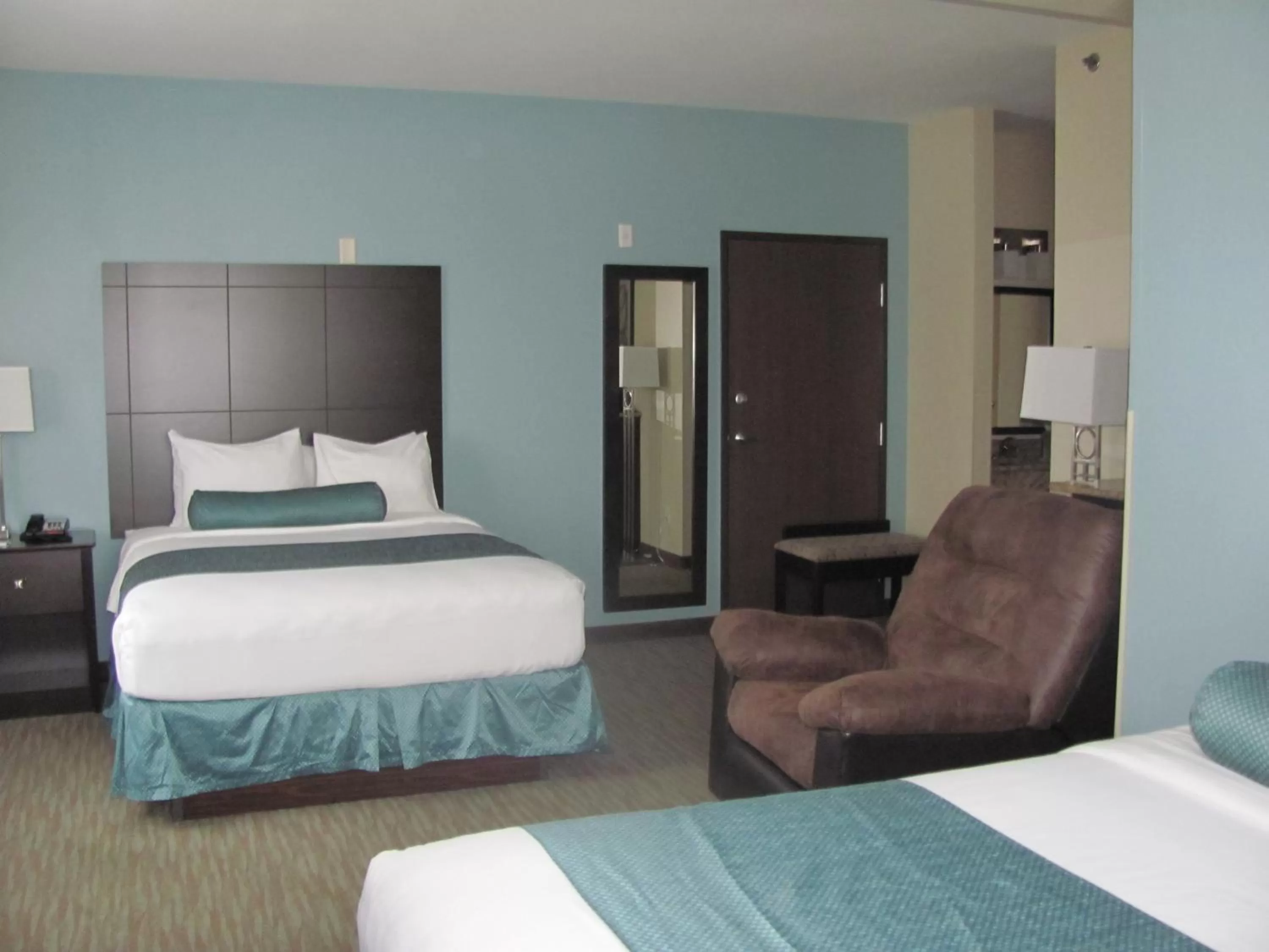 Bed in Cobblestone Inn & Suites - Fort Dodge