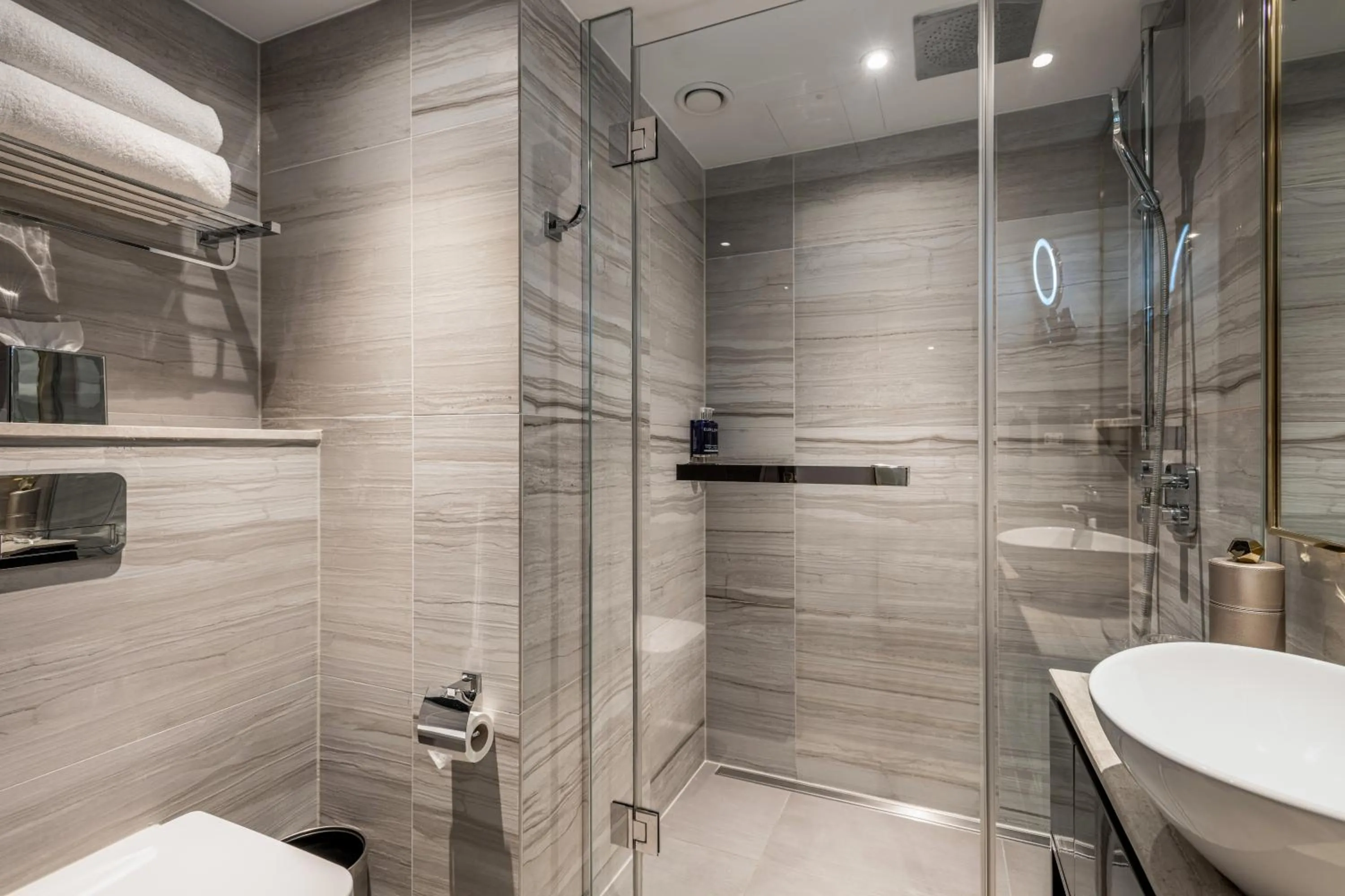 Shower in Hotel Saint London