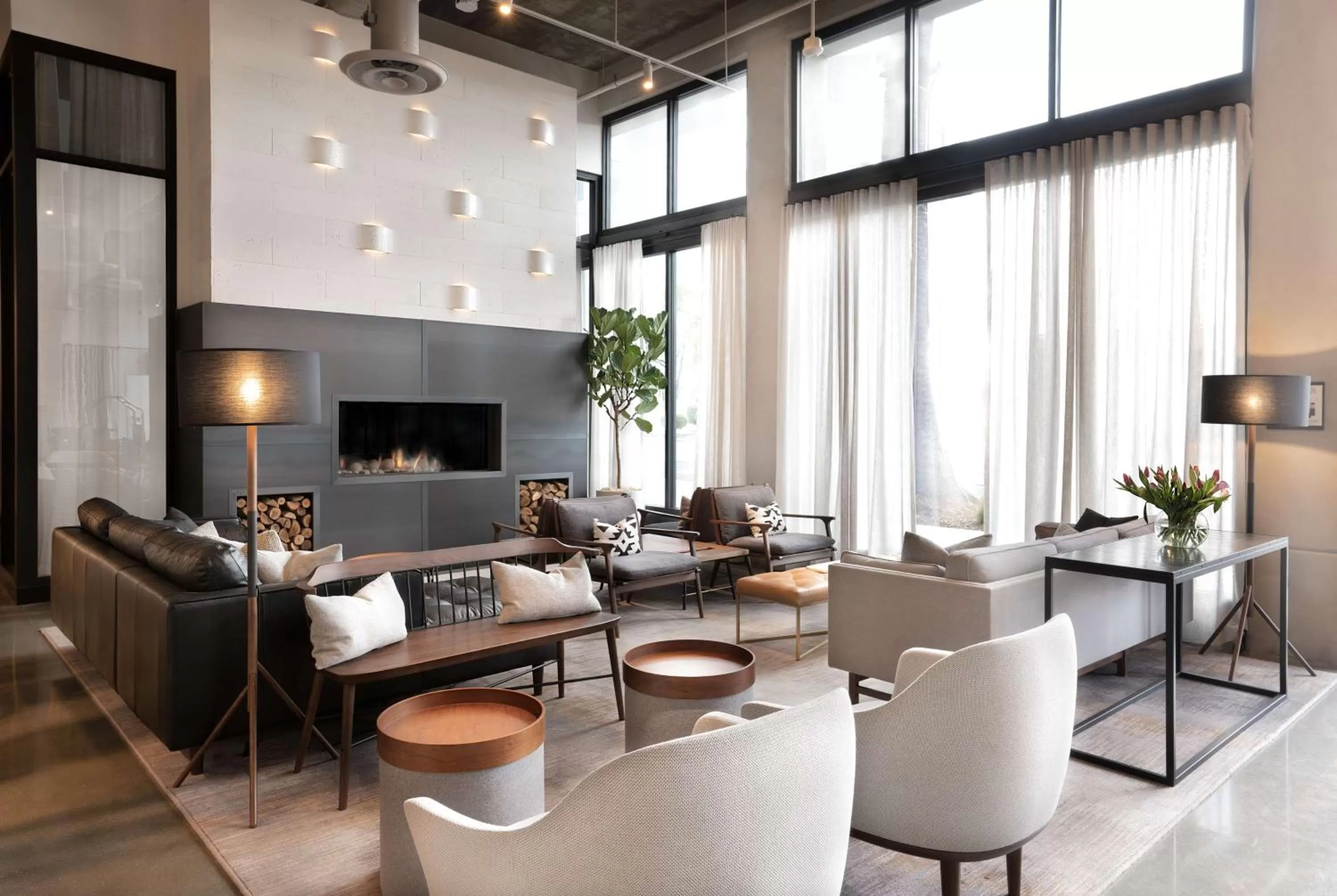 Lobby or reception in Tapestry By Hilton The Fort Sutter Hotel Sacramento, Ca