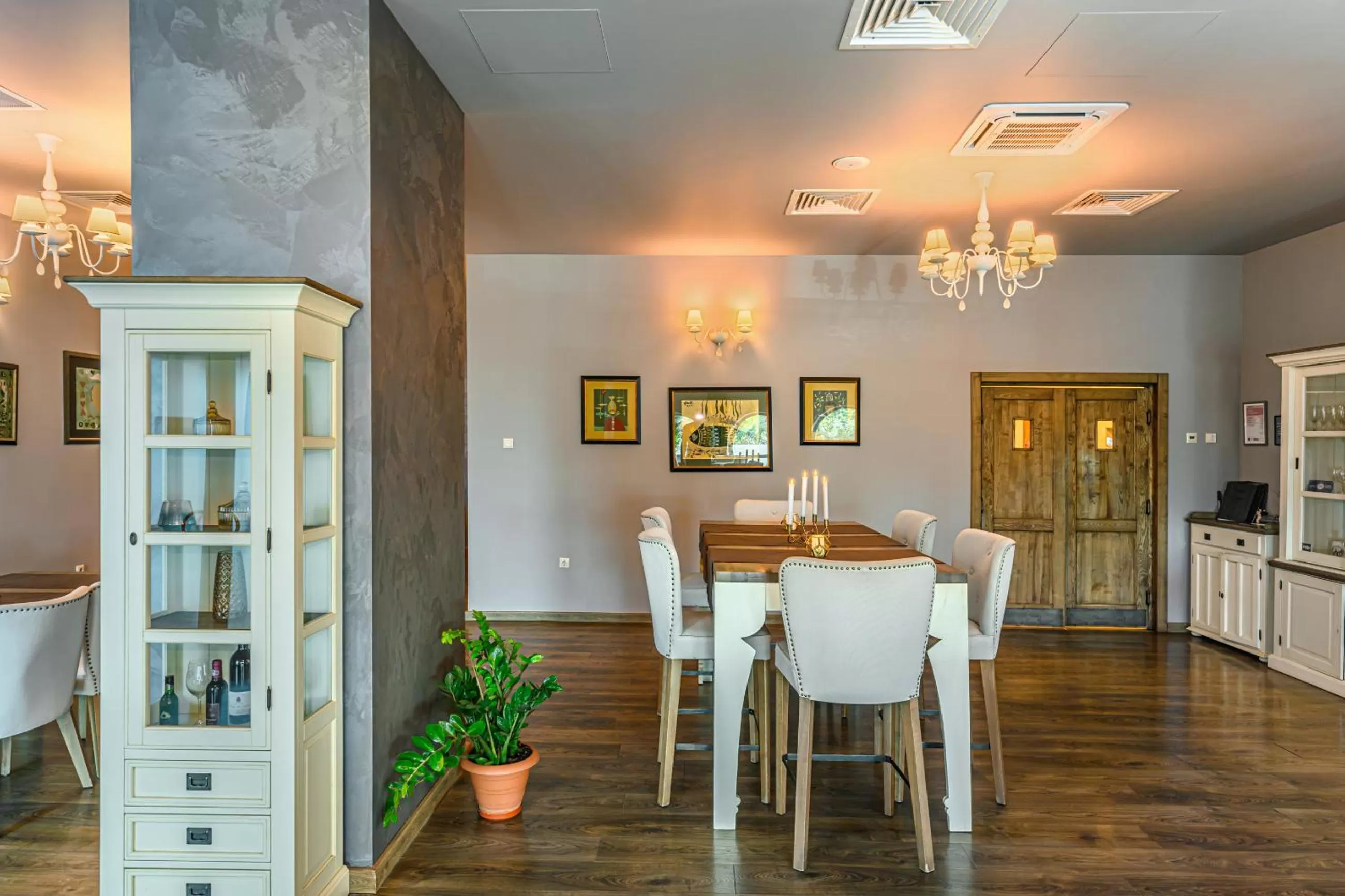 Restaurant/places to eat in Faleza Hotel by Vega