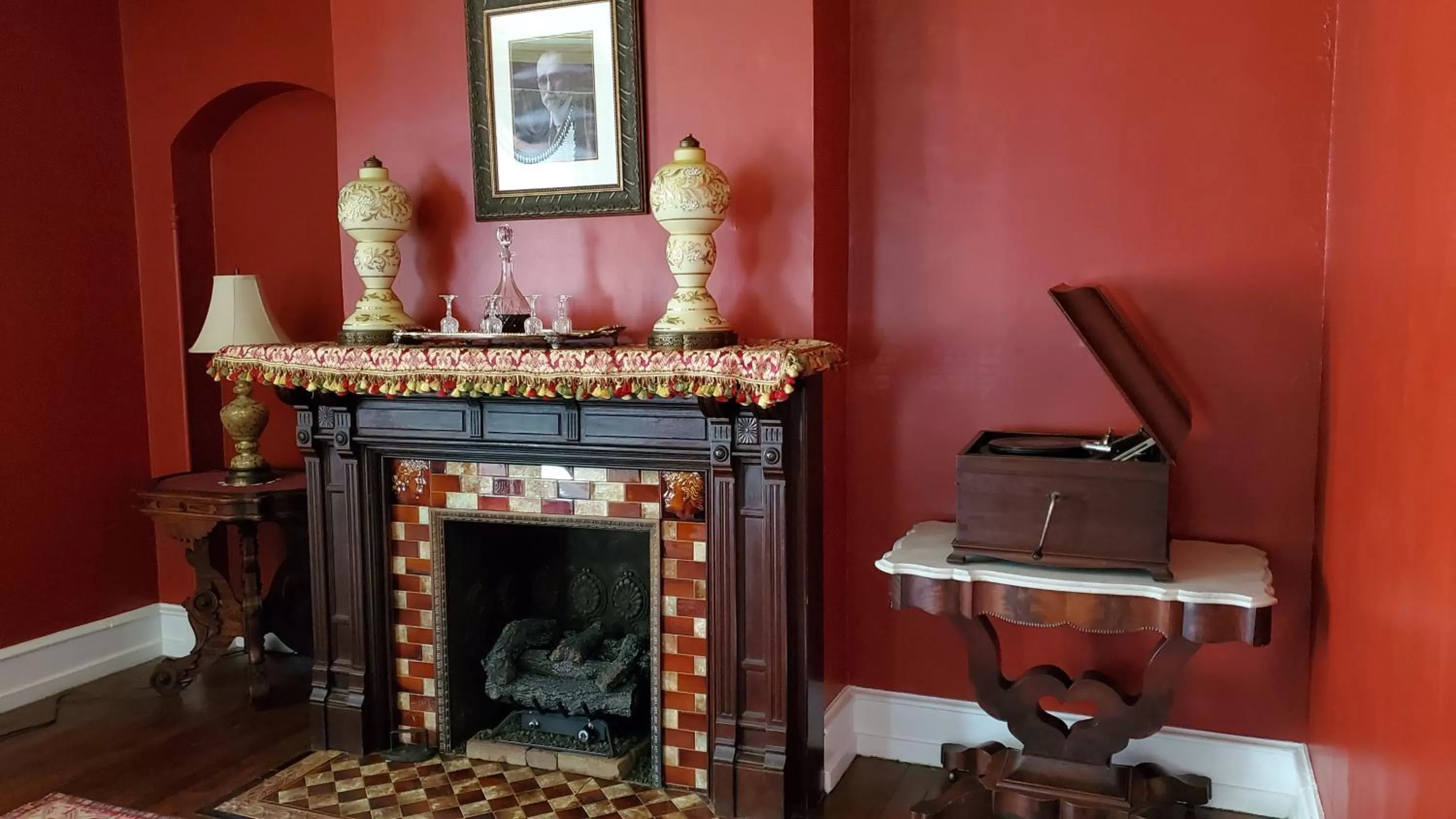 Library in Gifford-Risley House Bed and Breakfast