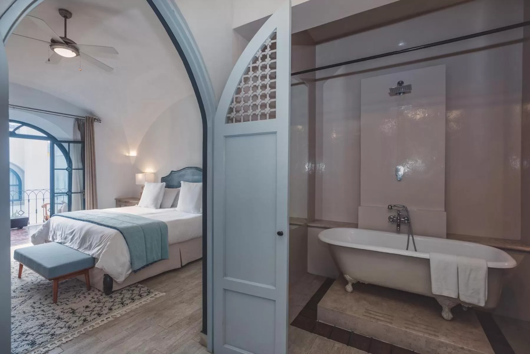 Shower, Bed in Casa Delphine