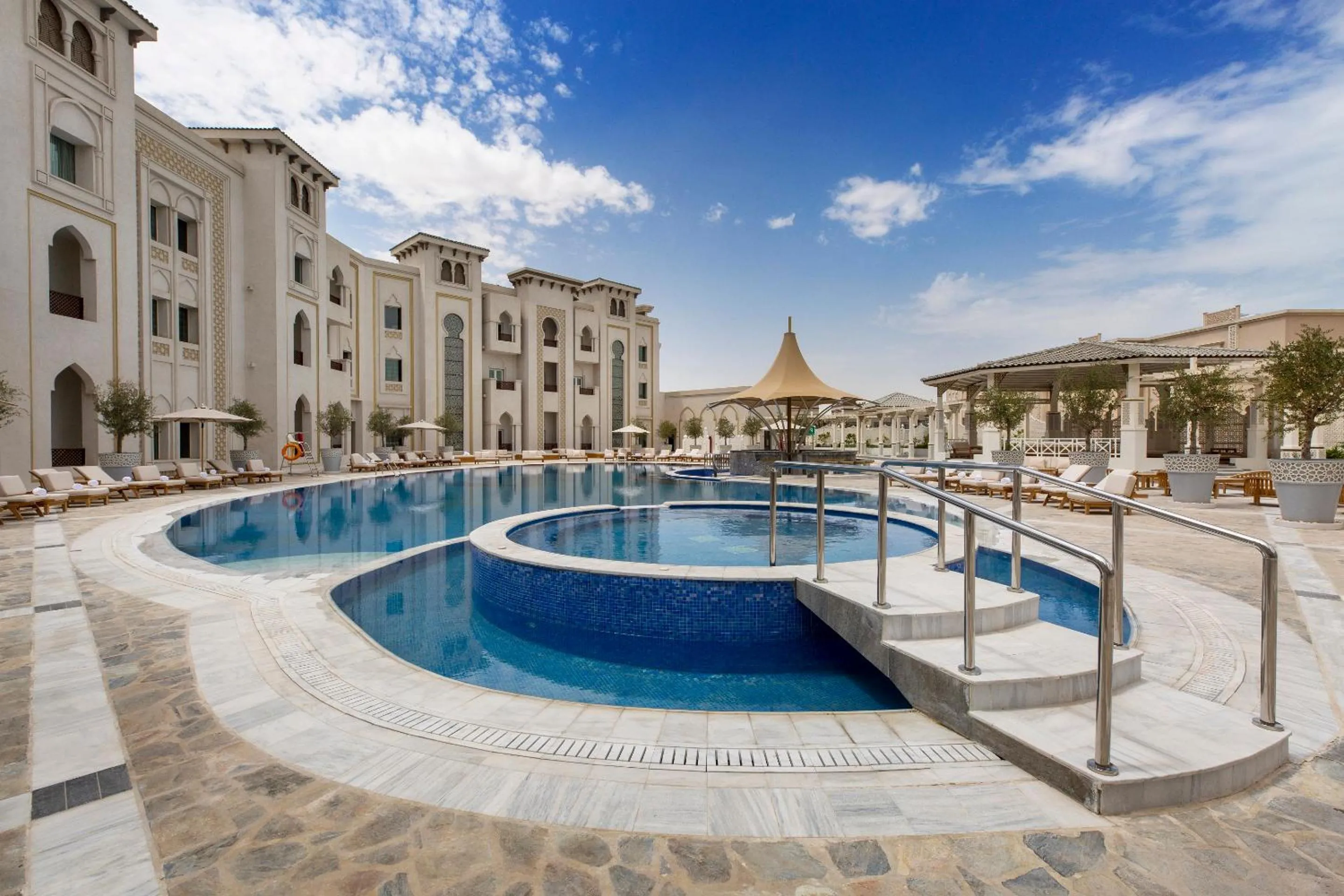 Swimming pool in Ezdan Palace Hotel