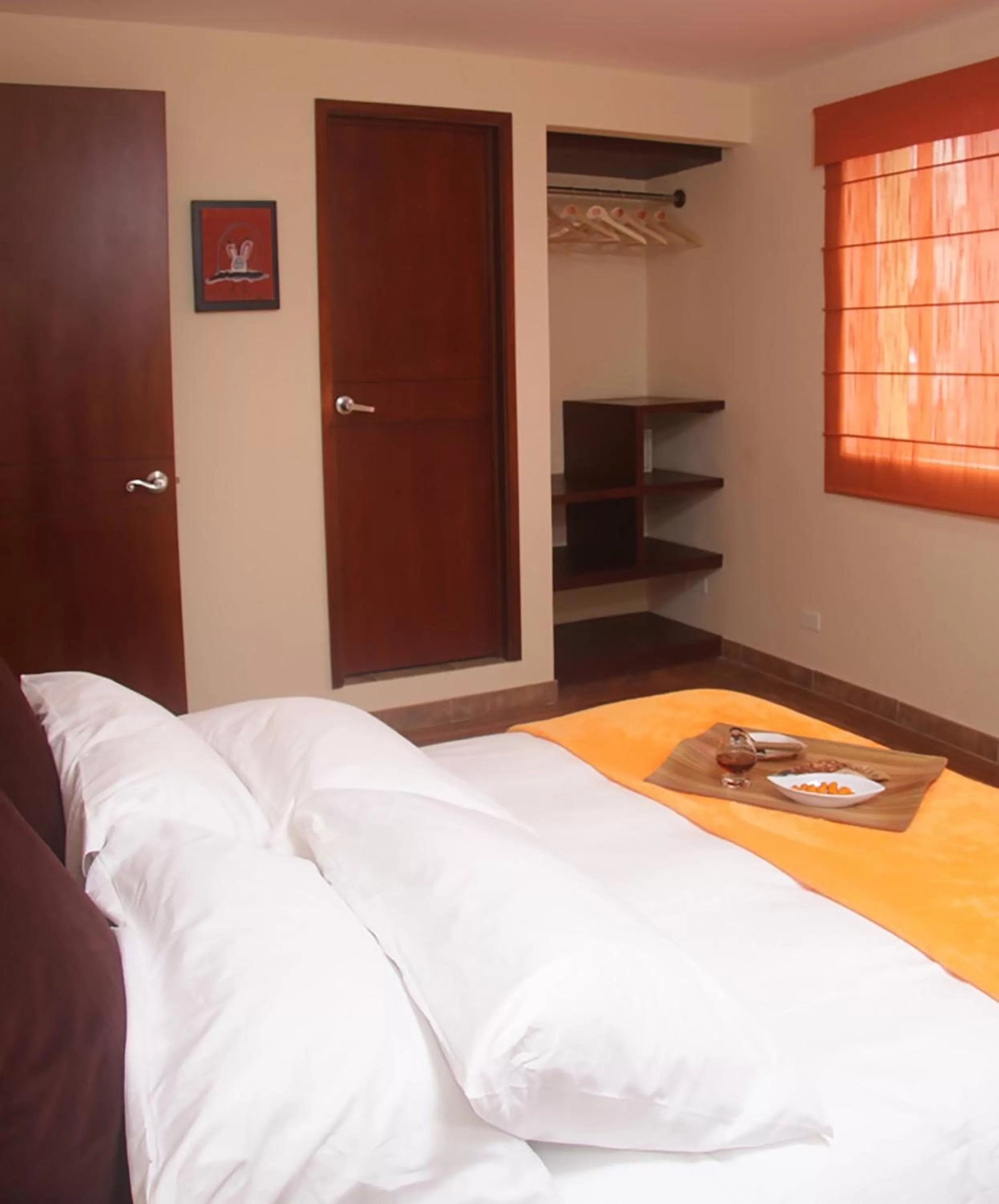 Photo of the whole room, Bed in 6 Suites Hotel