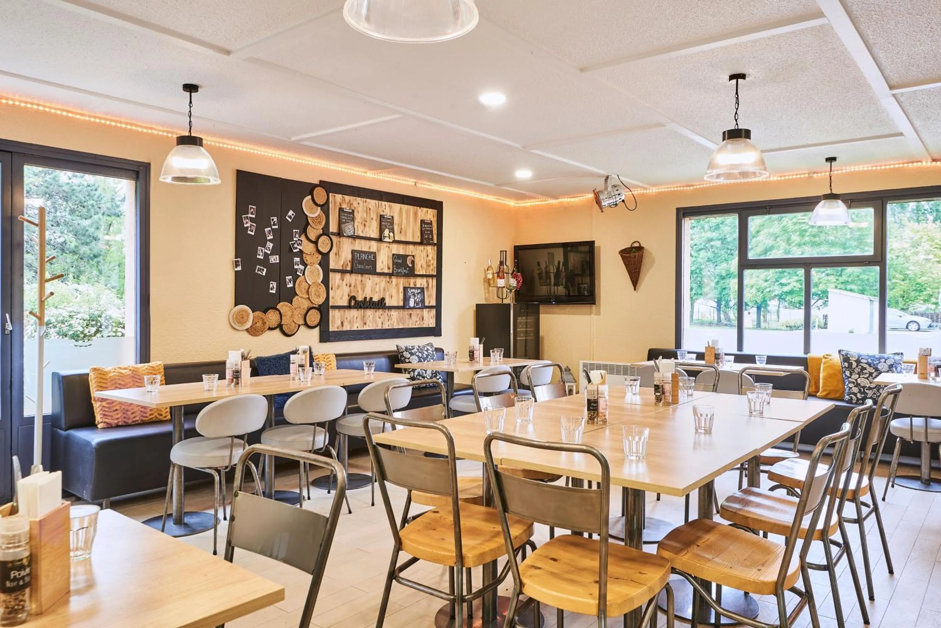 Restaurant/places to eat in Kyriad Direct Le Bourget Gonesse