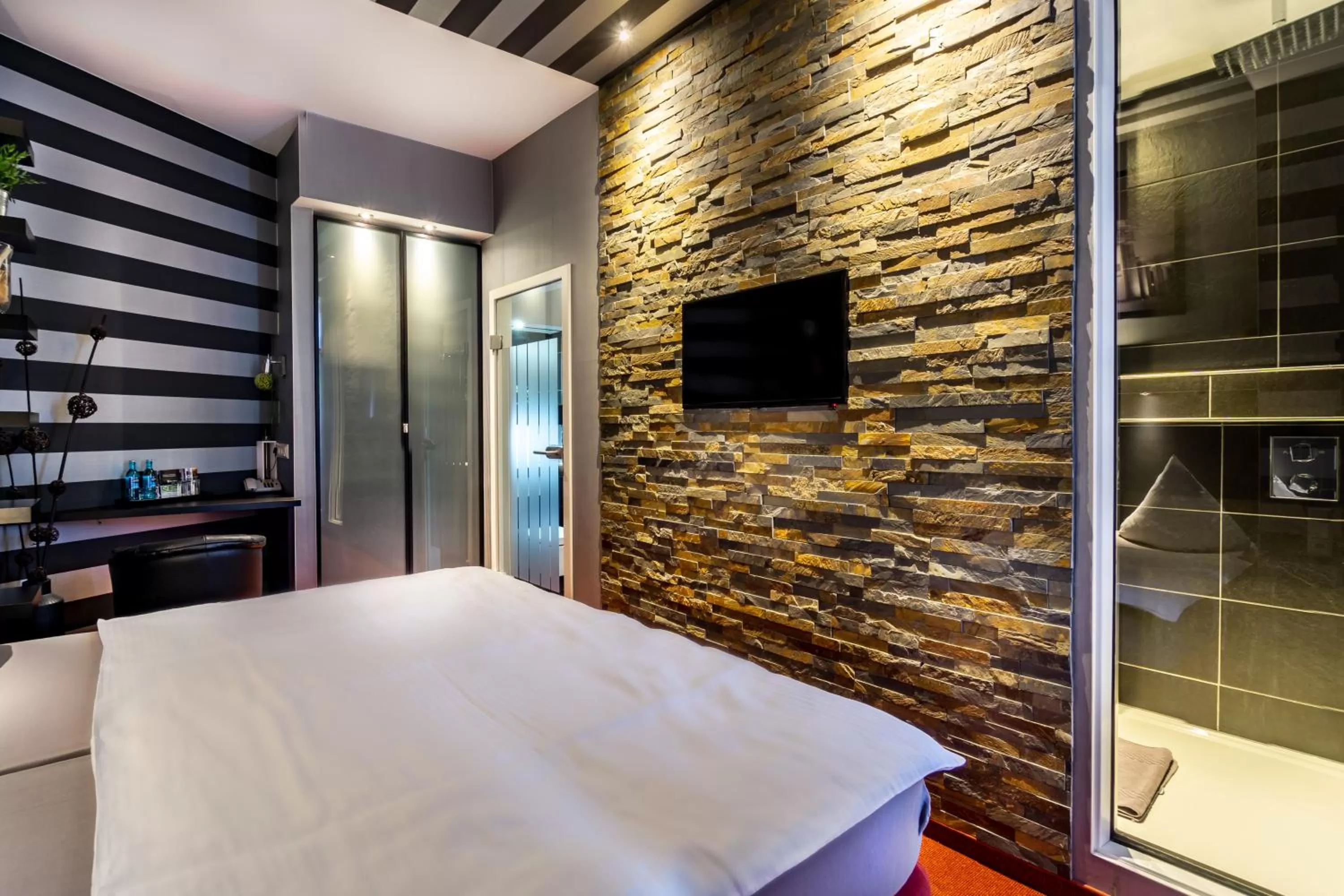 Photo of the whole room, Bed in SL'otel - Das StadtHotel - voll Klimatisiert