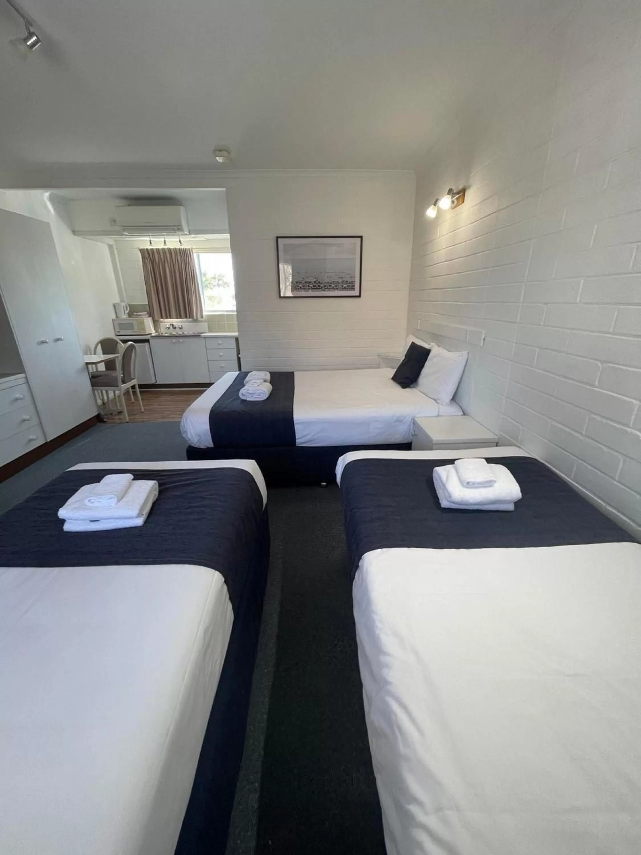 Bed in Forster Motor Inn