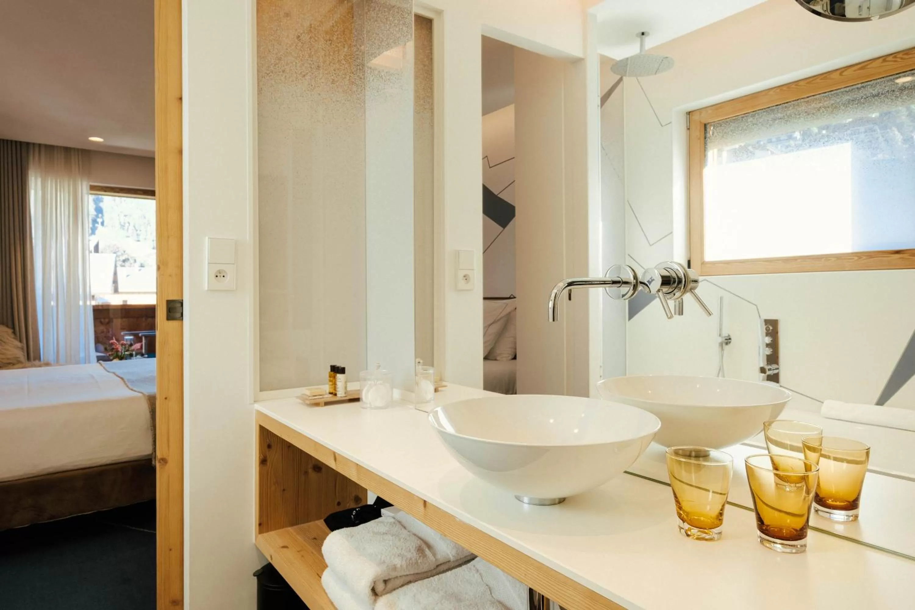 Bathroom, Bed in Best Western Chalet les Saytels