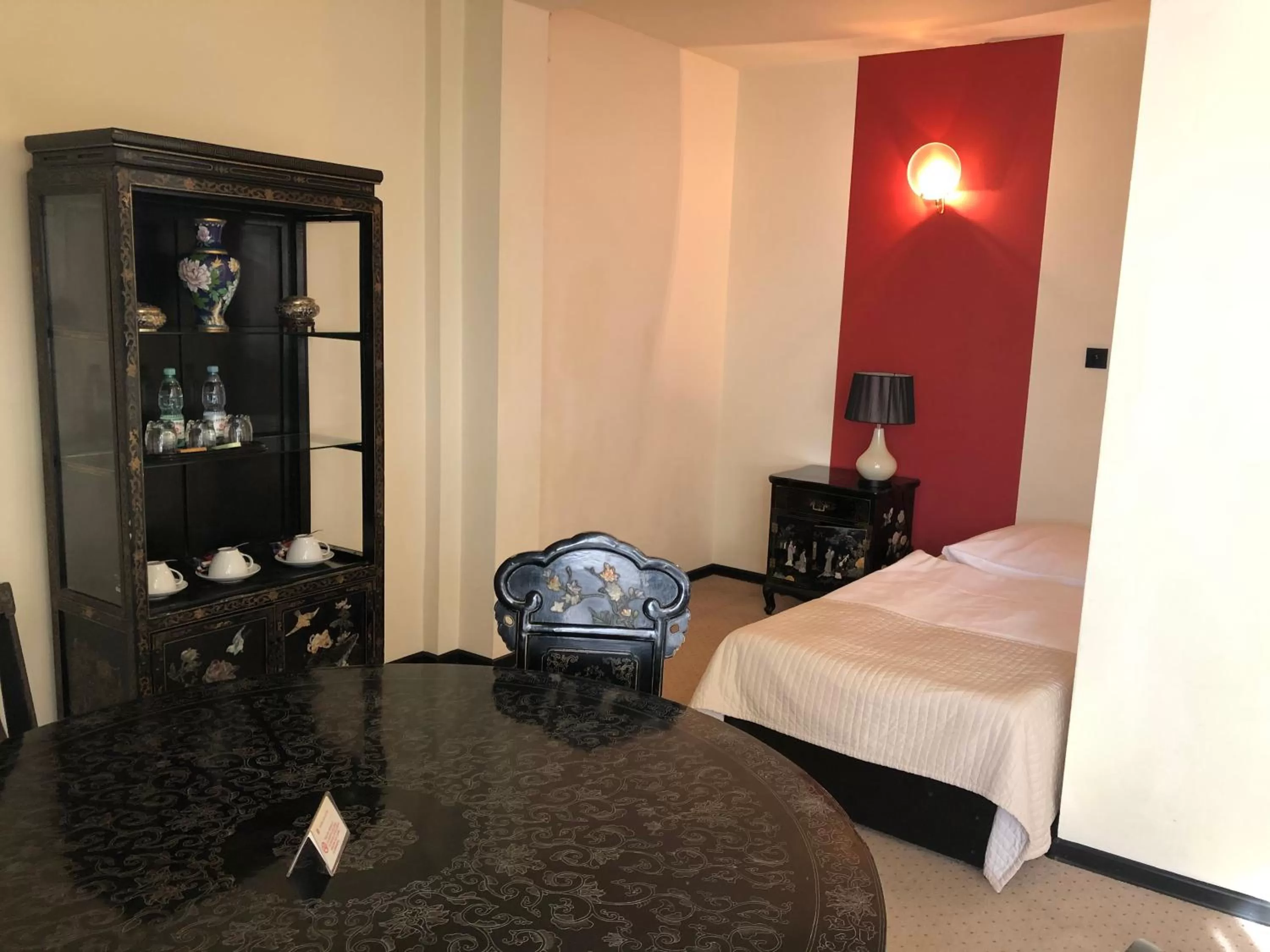 Seating area, Bed in Hotel Zhong Hua