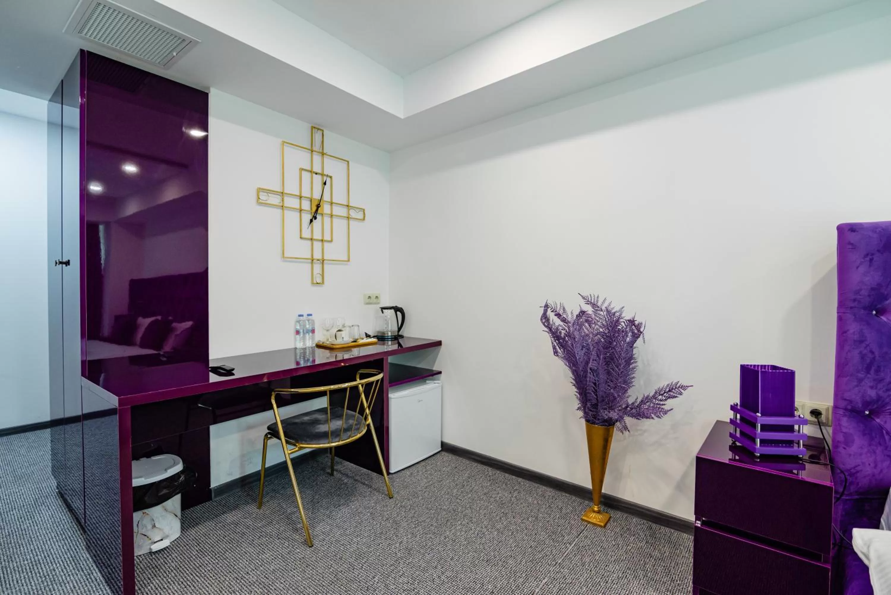 Seating area, TV/Entertainment Center in Royal Plaza Hotel