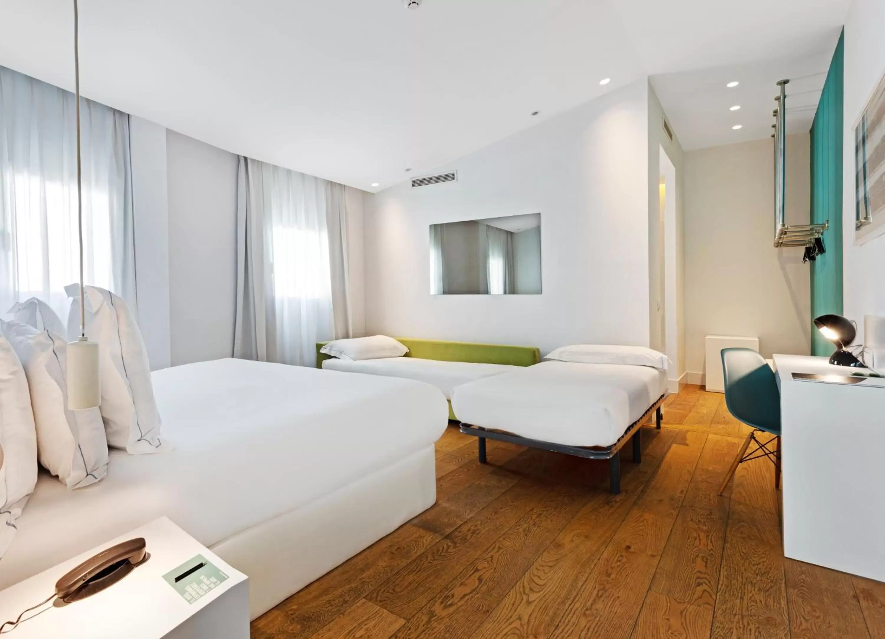 Family Room (2 Adults + 2 Children) in One Shot Prado Family Room (2 Adults + 2 Children) in One Shot Prado