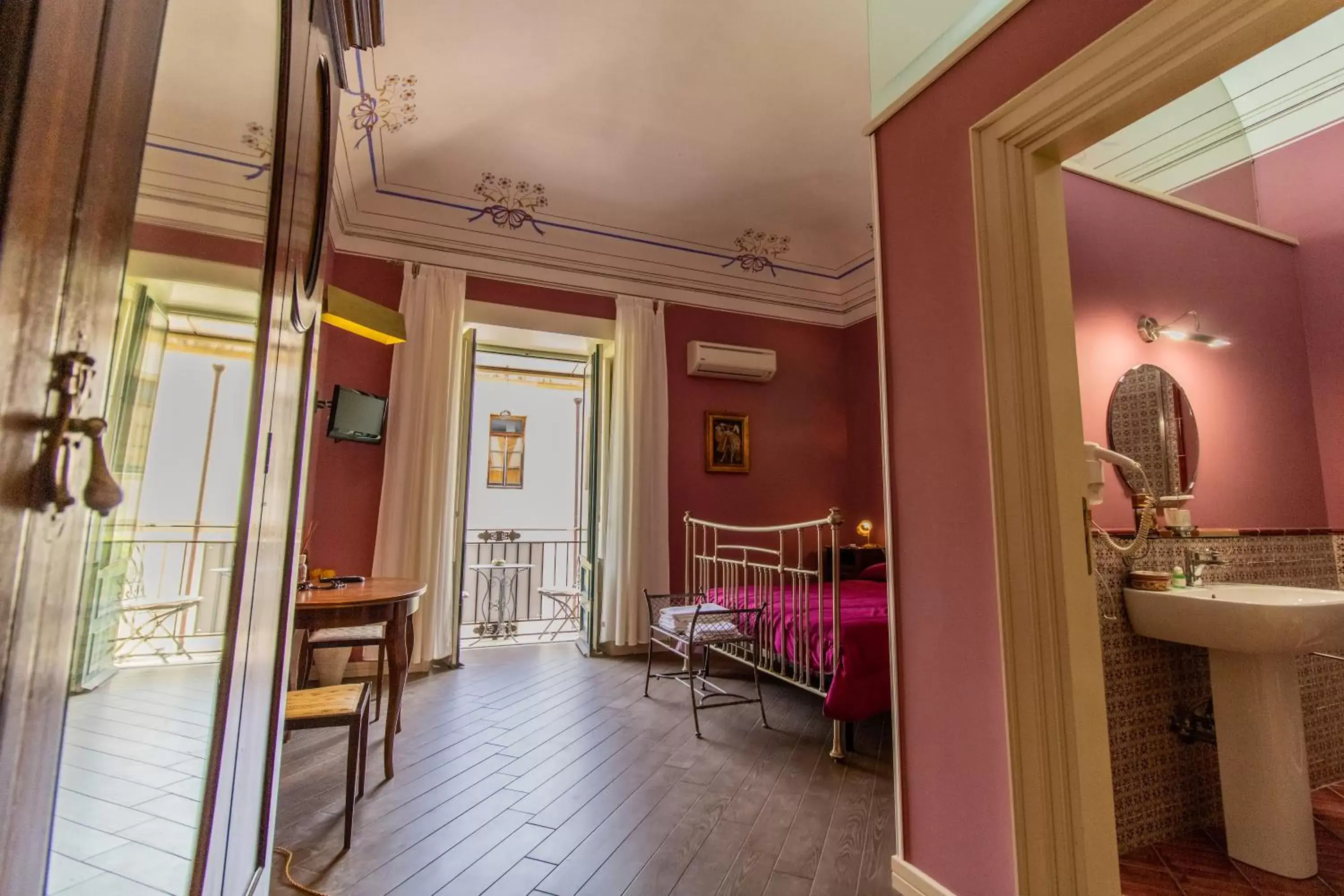 Two-Bedroom Apartment with Balcony and Sea View in THE PALACE B&B and Apartments Two-Bedroom Apartment with Balcony and Sea View in THE PALACE B&B and Apartments