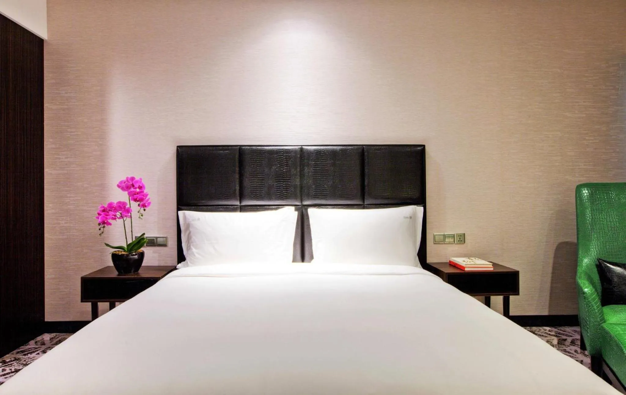 Photo of the whole room, Bed in Crowne Plaza Shanghai Jinshan by IHG
