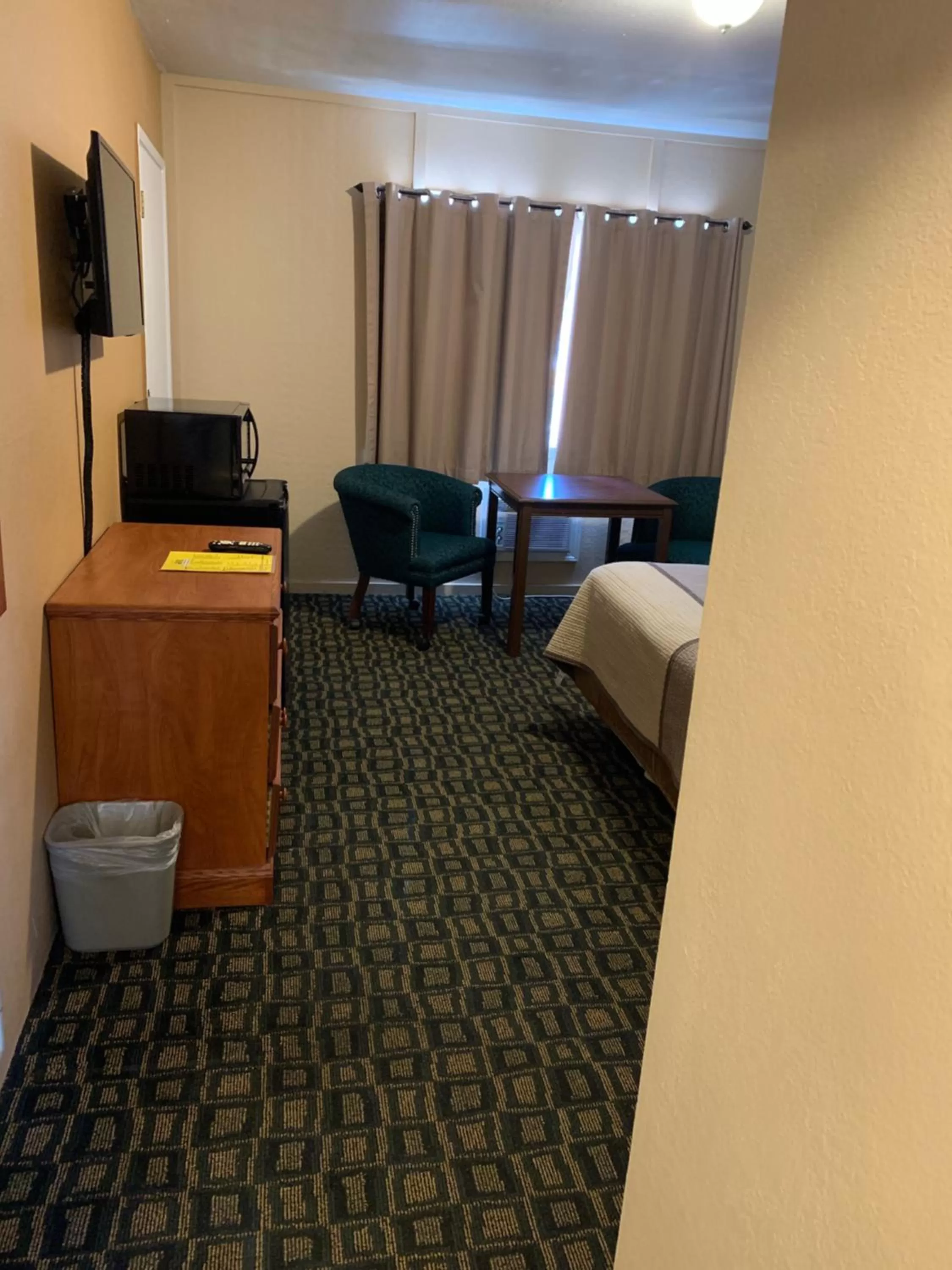 Bed in Townhouse Inn & Suites