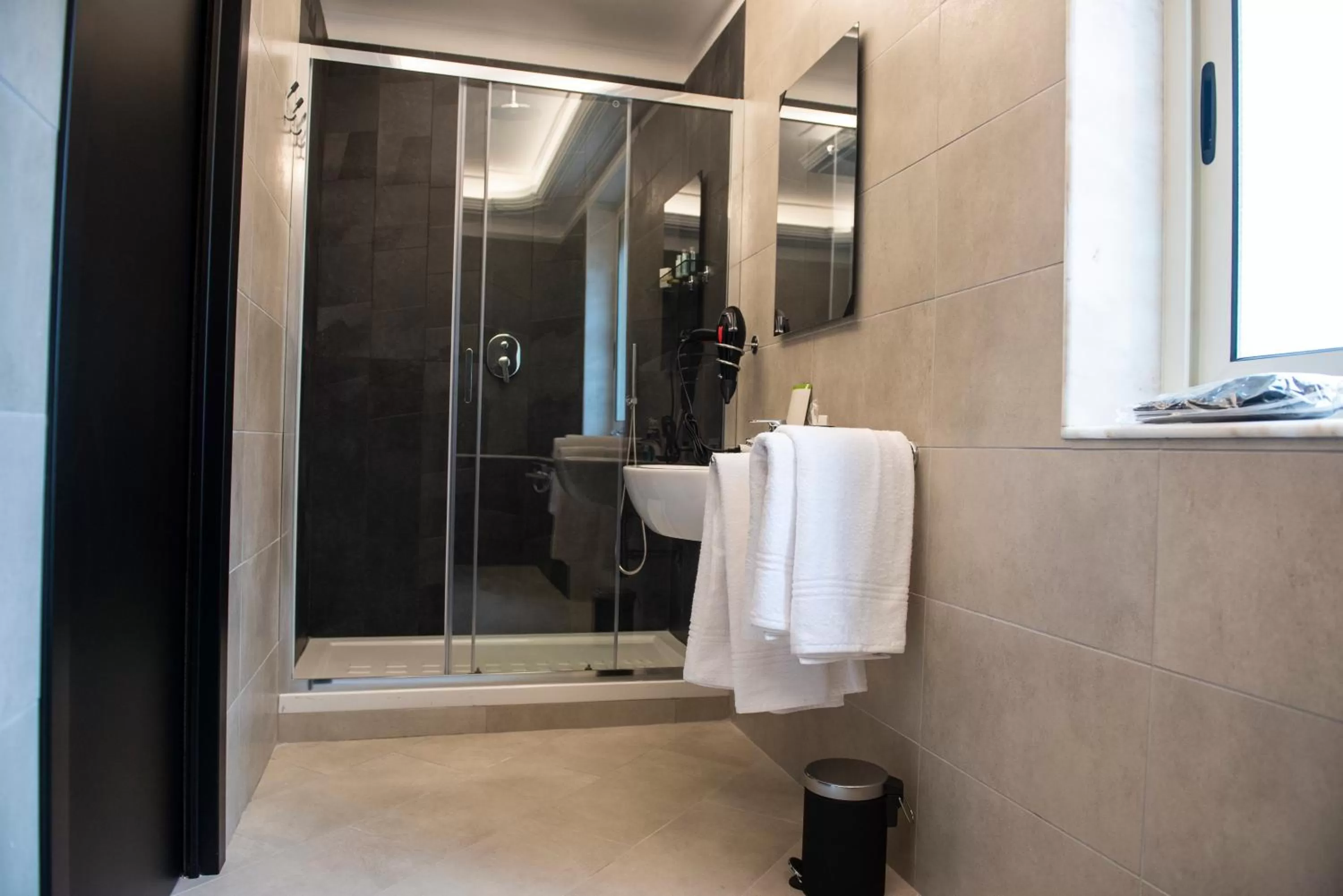 Bathroom in D'amelio'S suites