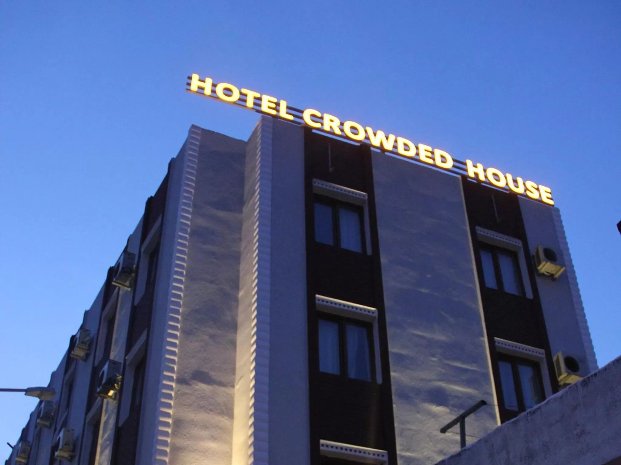 Facade/entrance in Hotel Crowded House