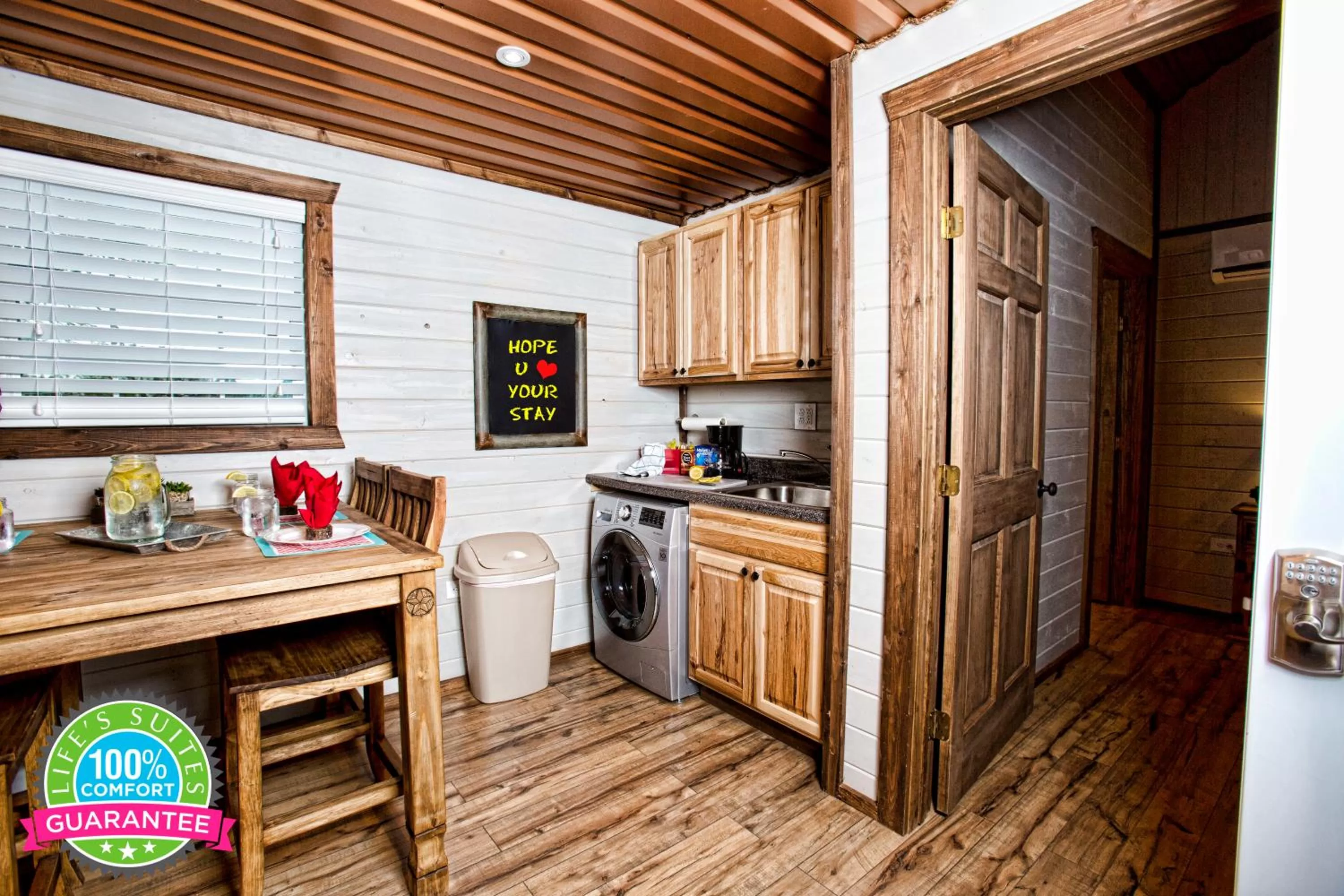 Coffee/tea facilities, Kitchen/Kitchenette in Life's Suites