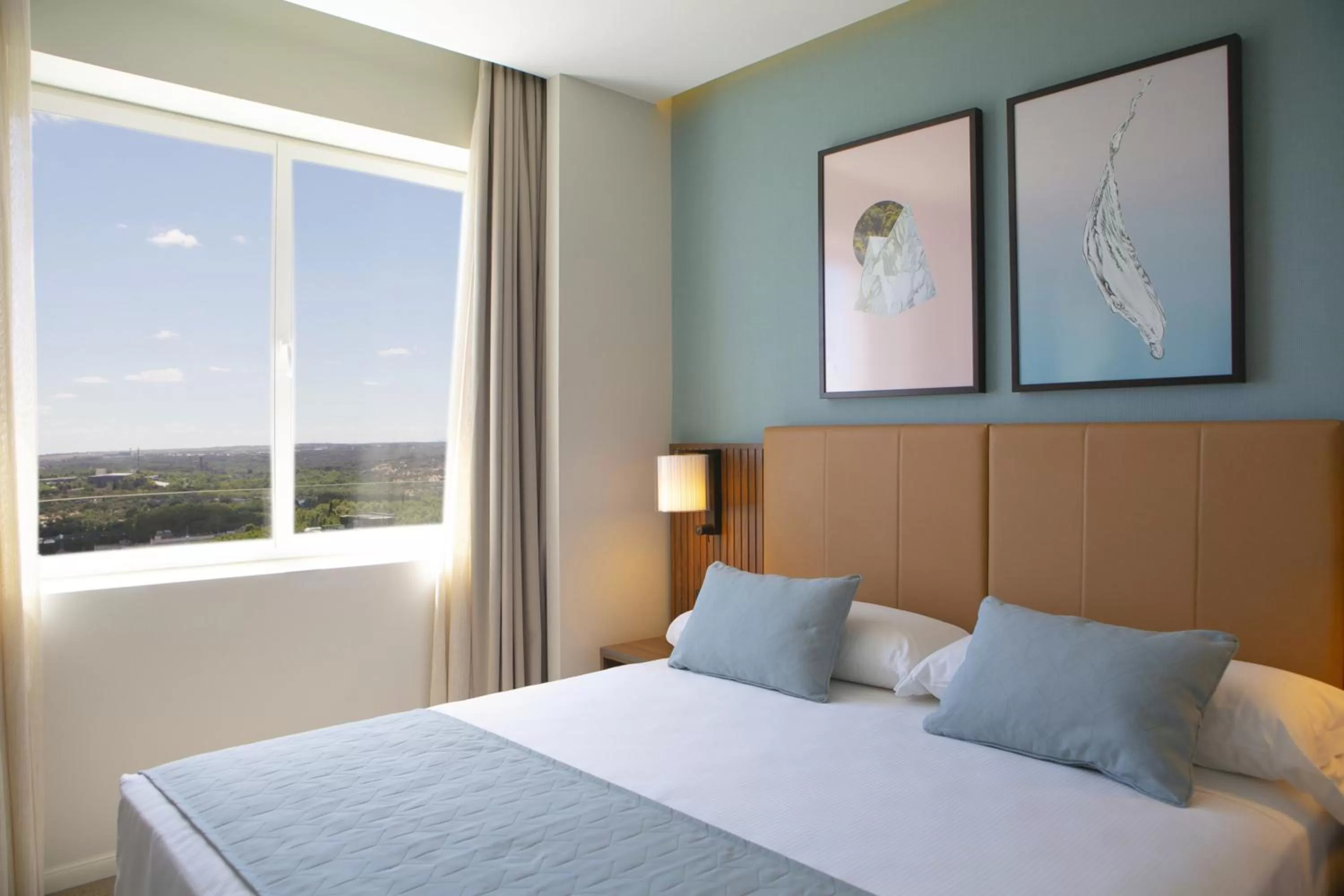 Photo of the whole room, Bed in Riu Plaza España