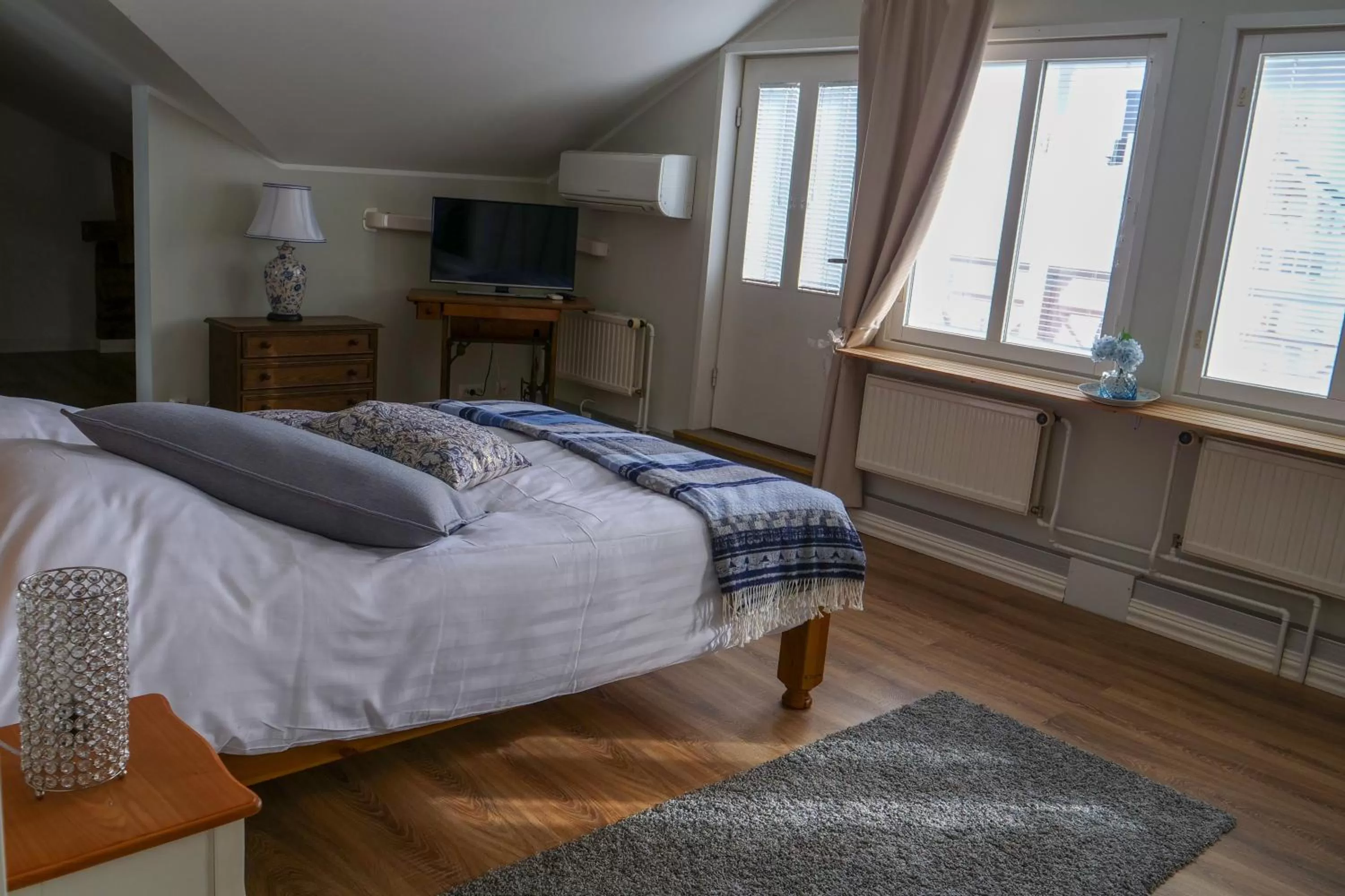 Bed in Cafe-Restaurant & Hotel Saima