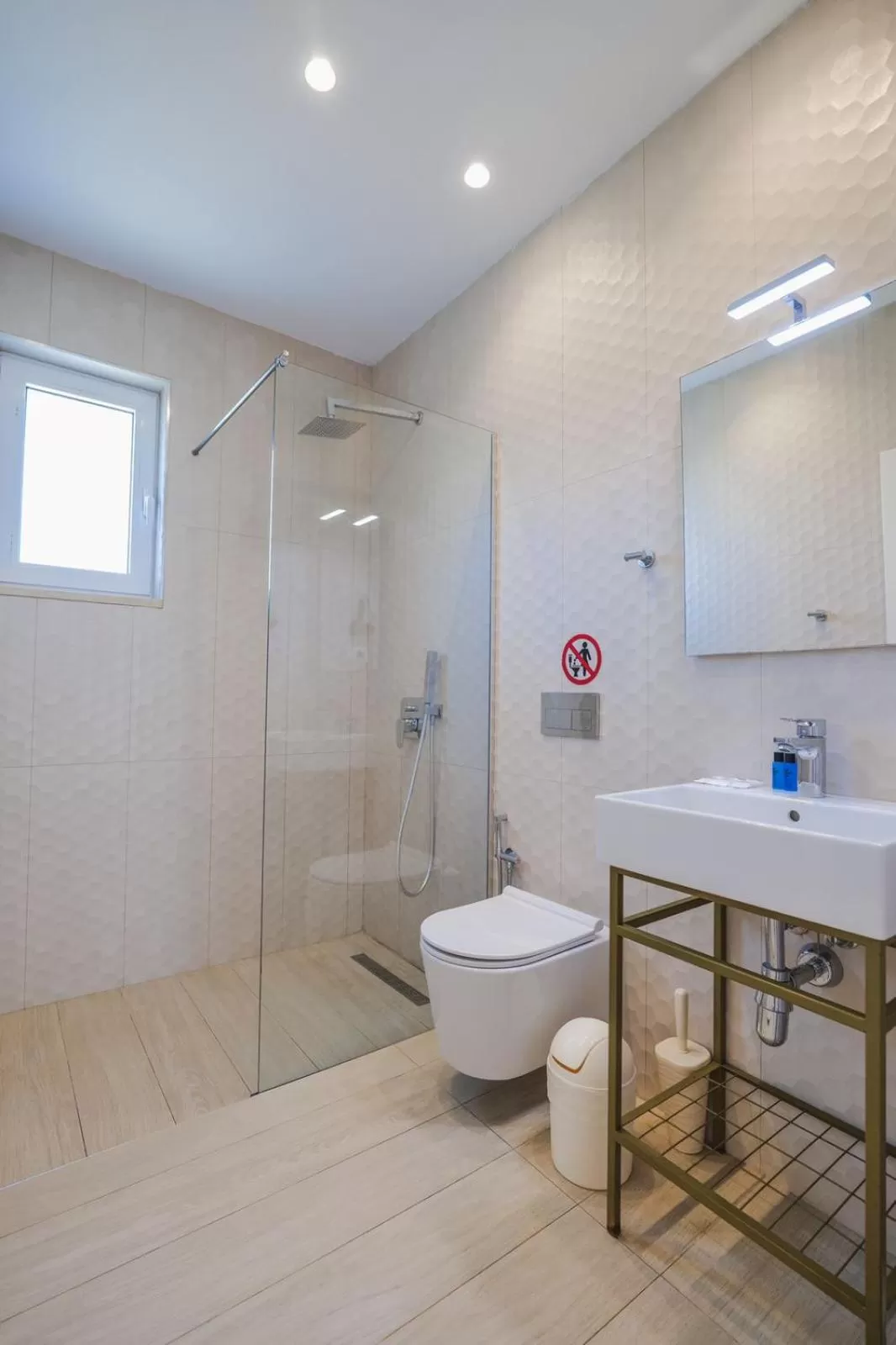 Shower, Bathroom in Otto Hotel