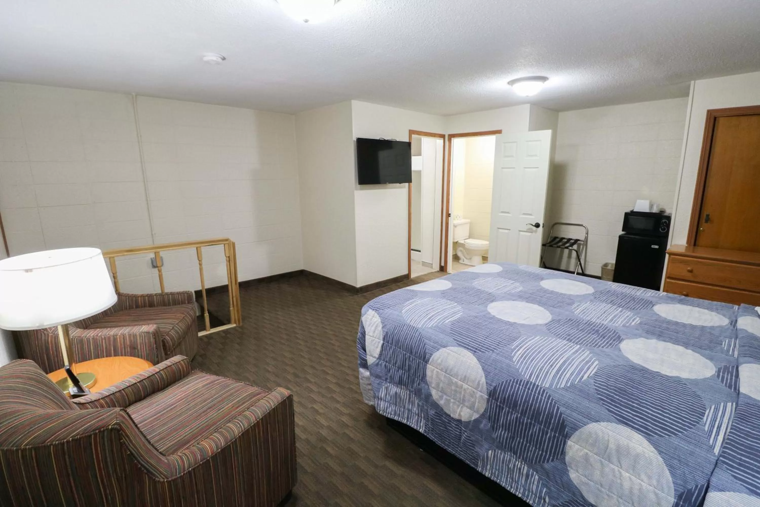 Photo of the whole room, Bed in Bear Lodge Motel