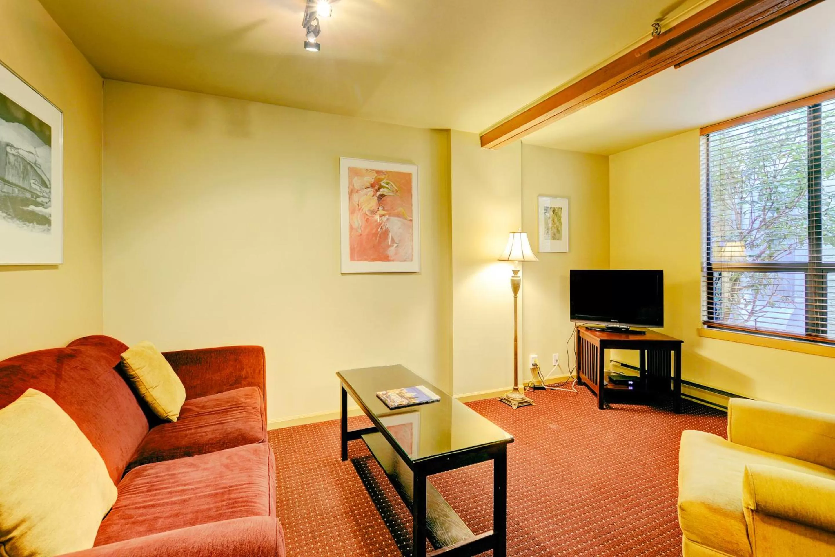 Living room in Swans Brewery, Pub & Hotel