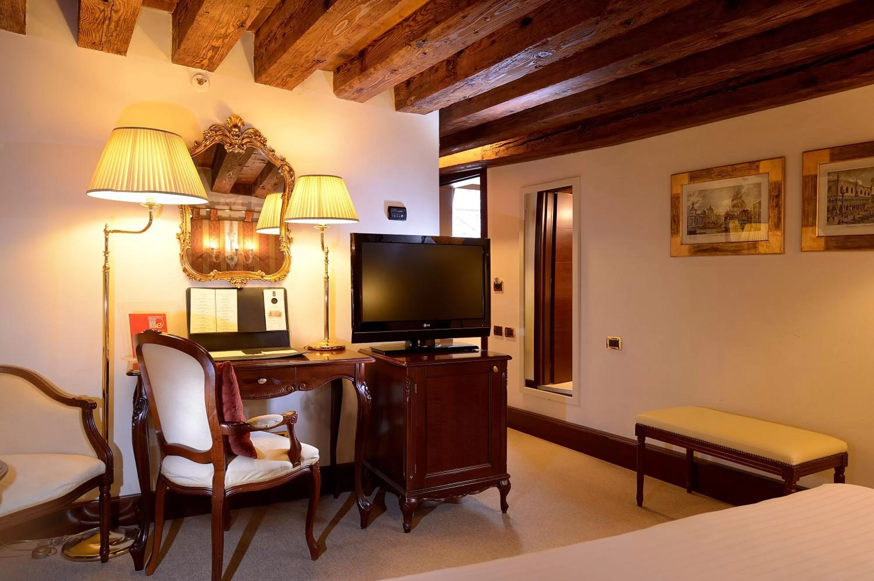 TV and multimedia in Ruzzini Palace Hotel