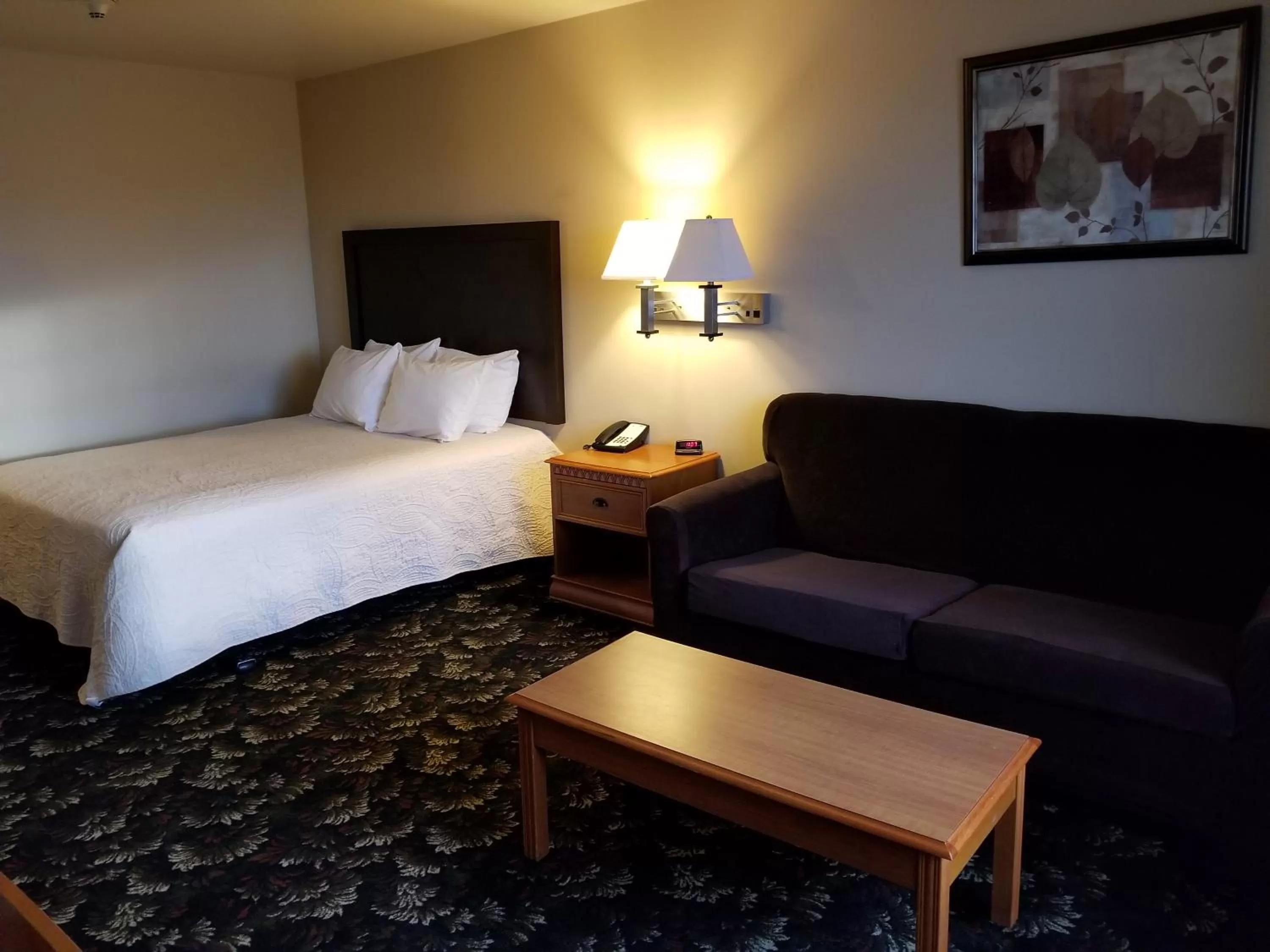 Bed in Grand View Inn & Suites
