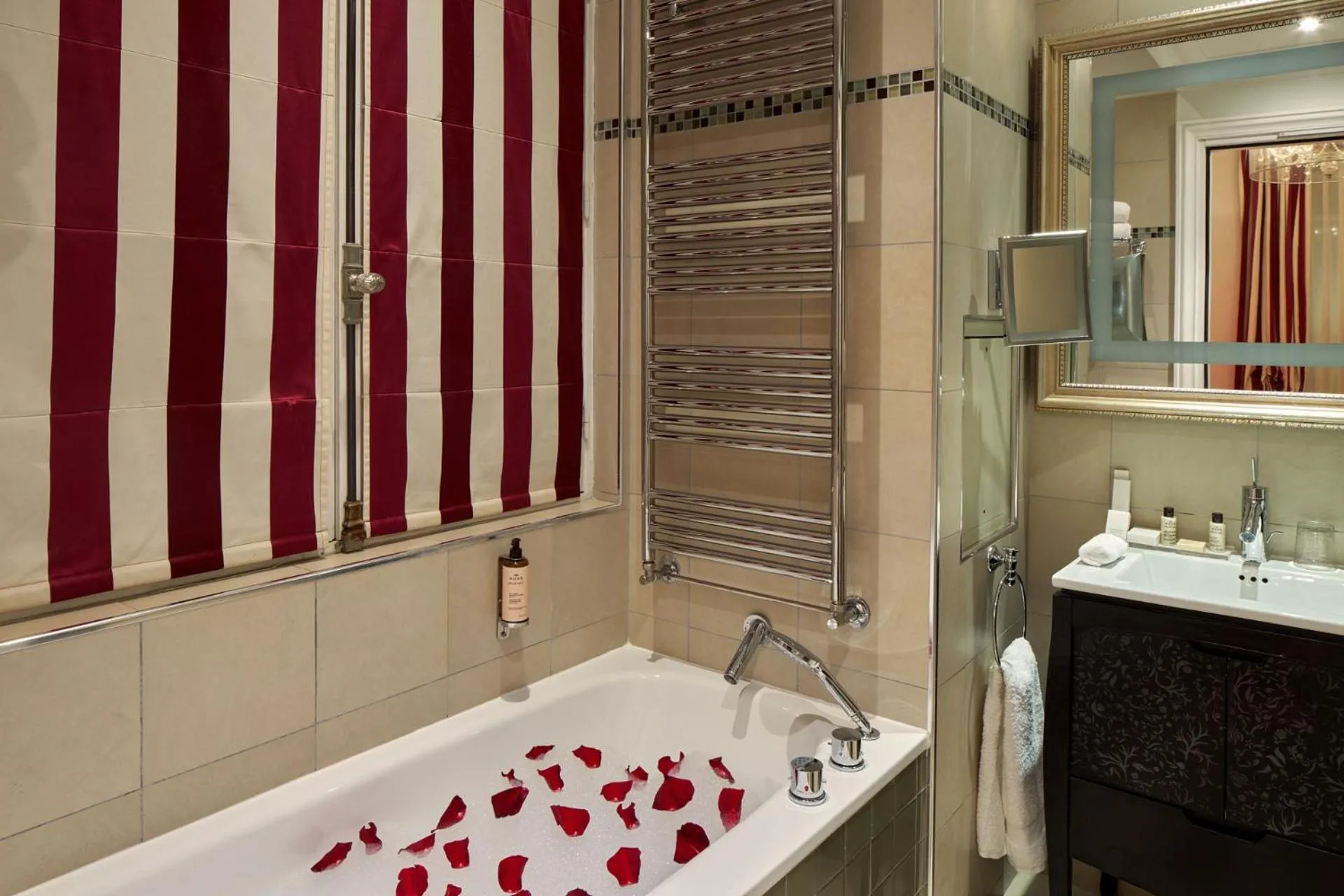 Bathroom in Majestic Hotel Spa - Champs Elysées