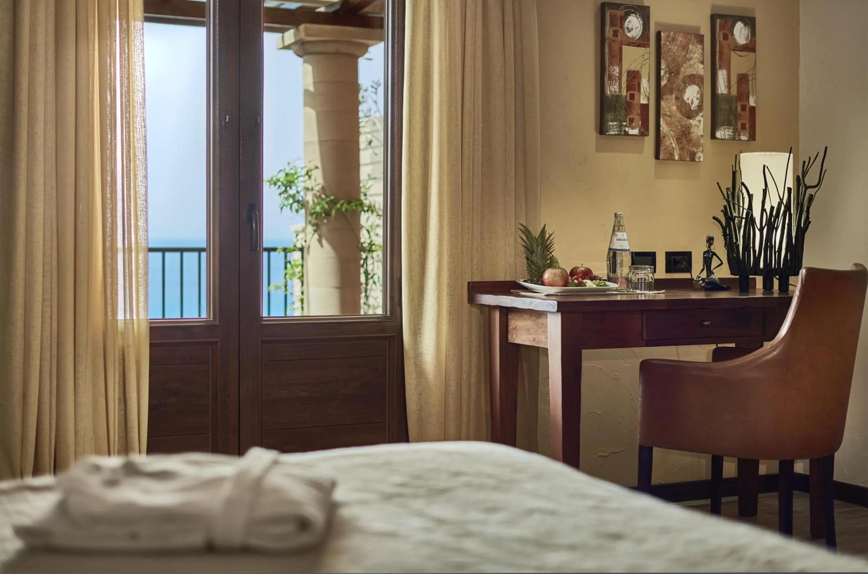 Seating area, Bed in Hotel Rocca Della Sena
