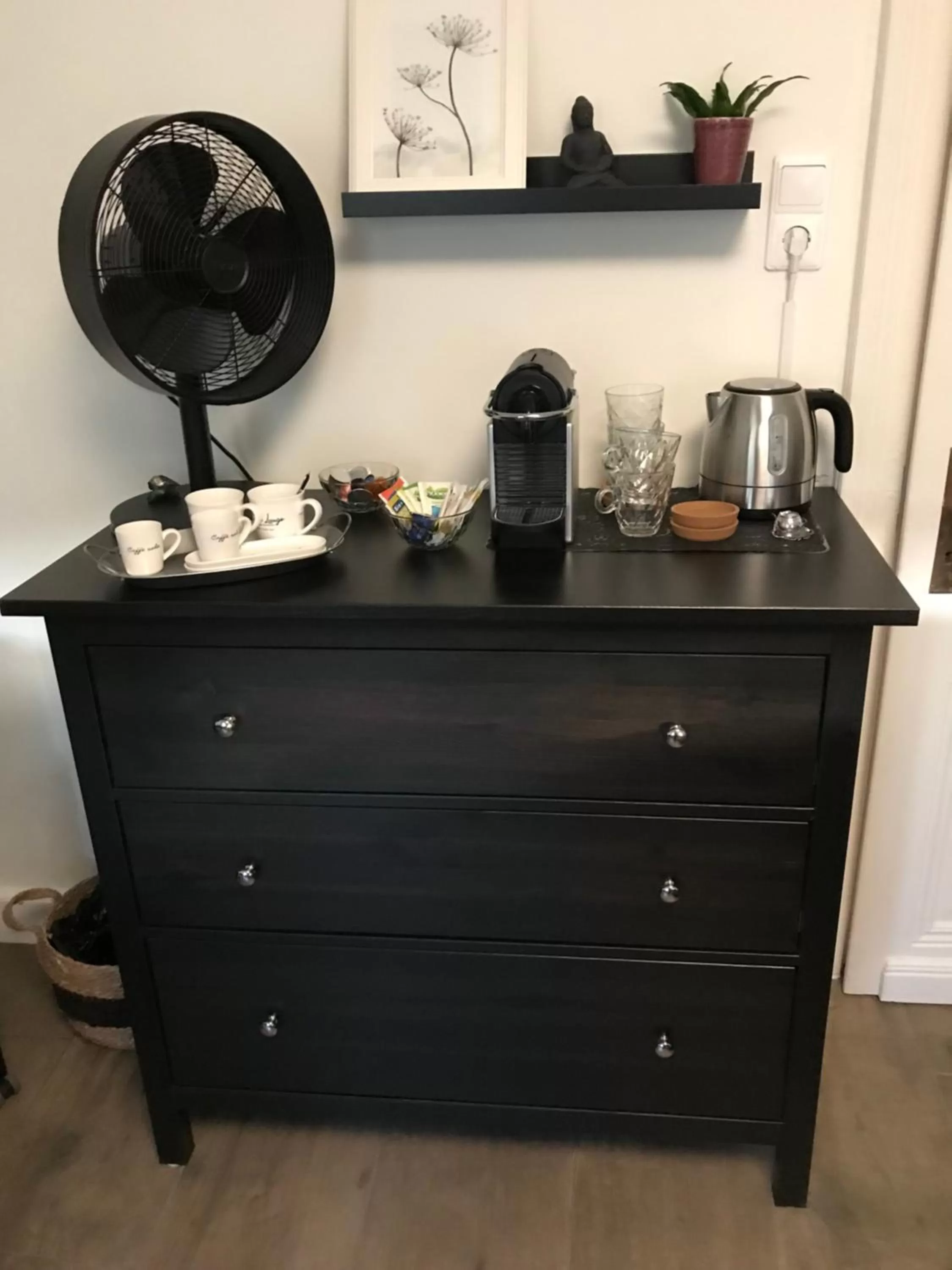 Coffee/tea facilities, Kitchen/Kitchenette in B&B Holset70