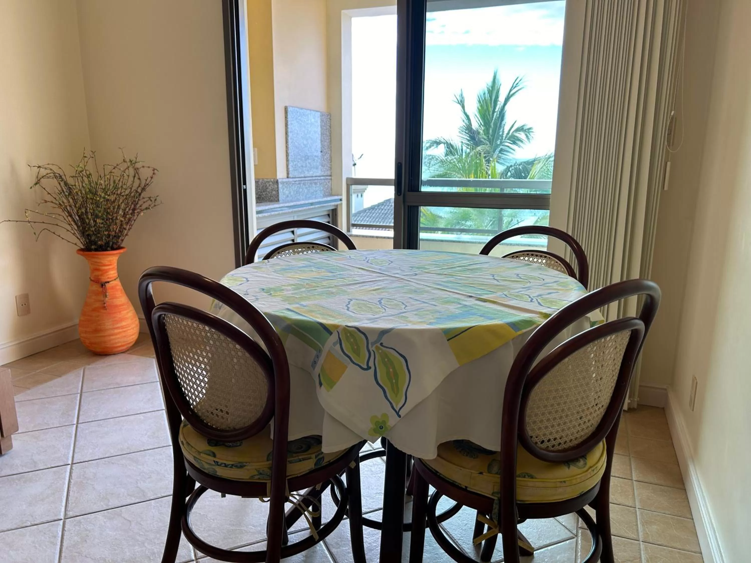 Living room, Dining Area in Golfinhos Apart Hotel