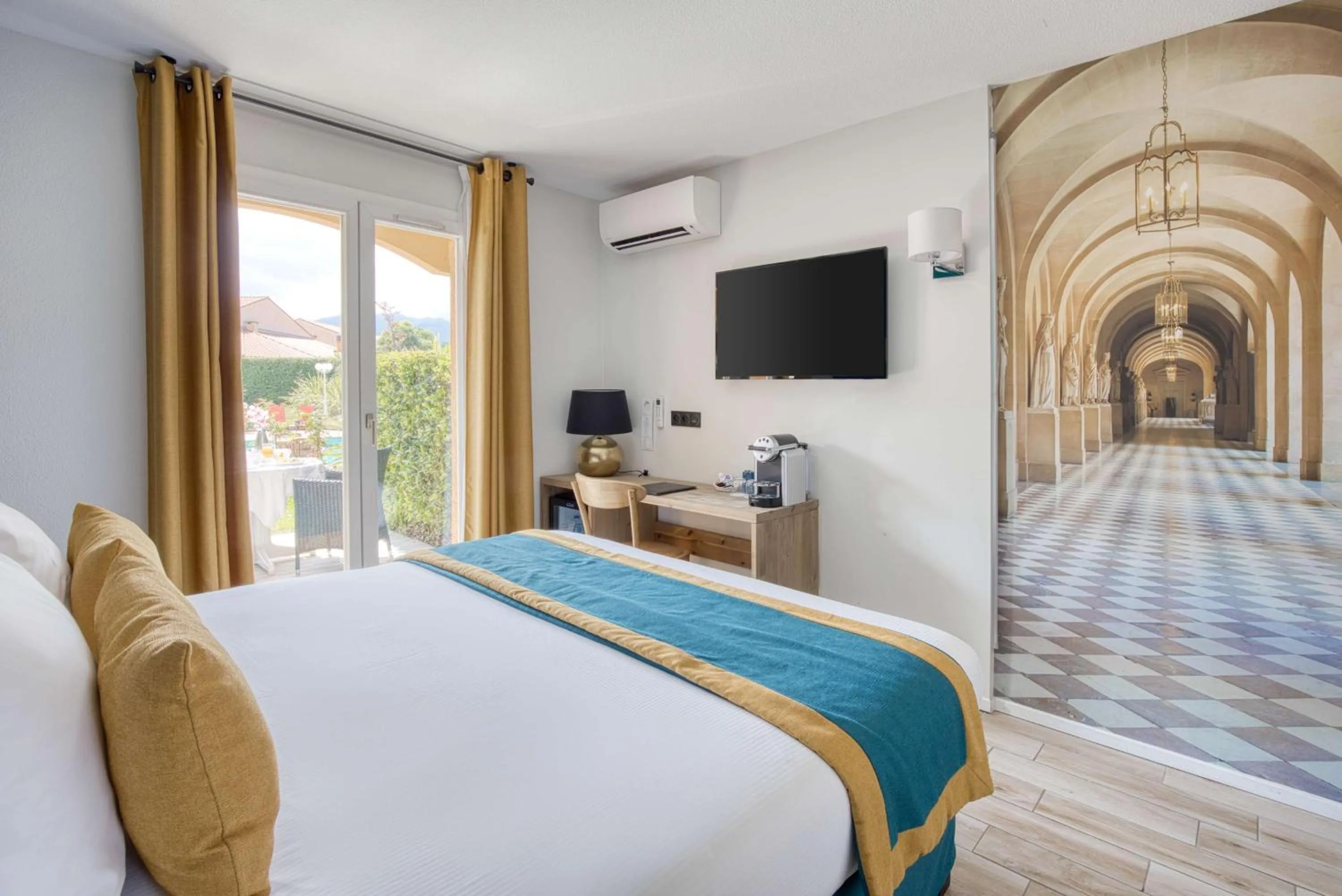 View (from property/room), Bed in Best Western Le Vauban