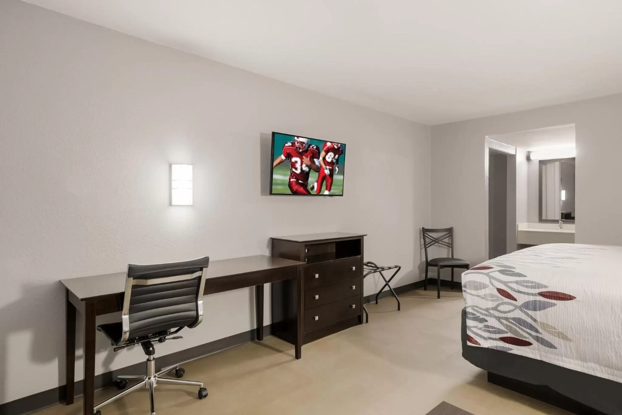 Photo of the whole room, Bed in Red Roof Inn Alexandria, LA