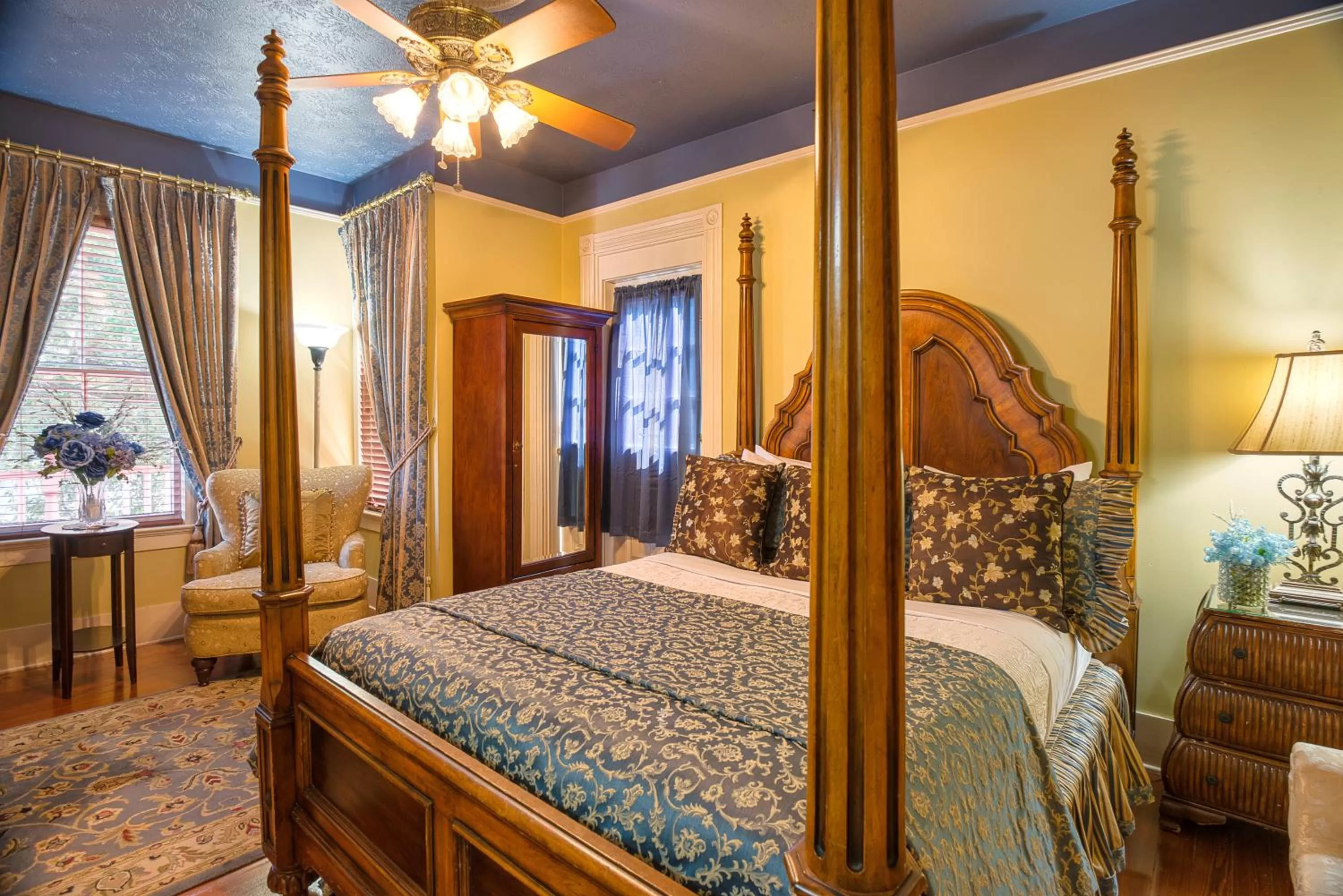 Bed in Cedar House Inn