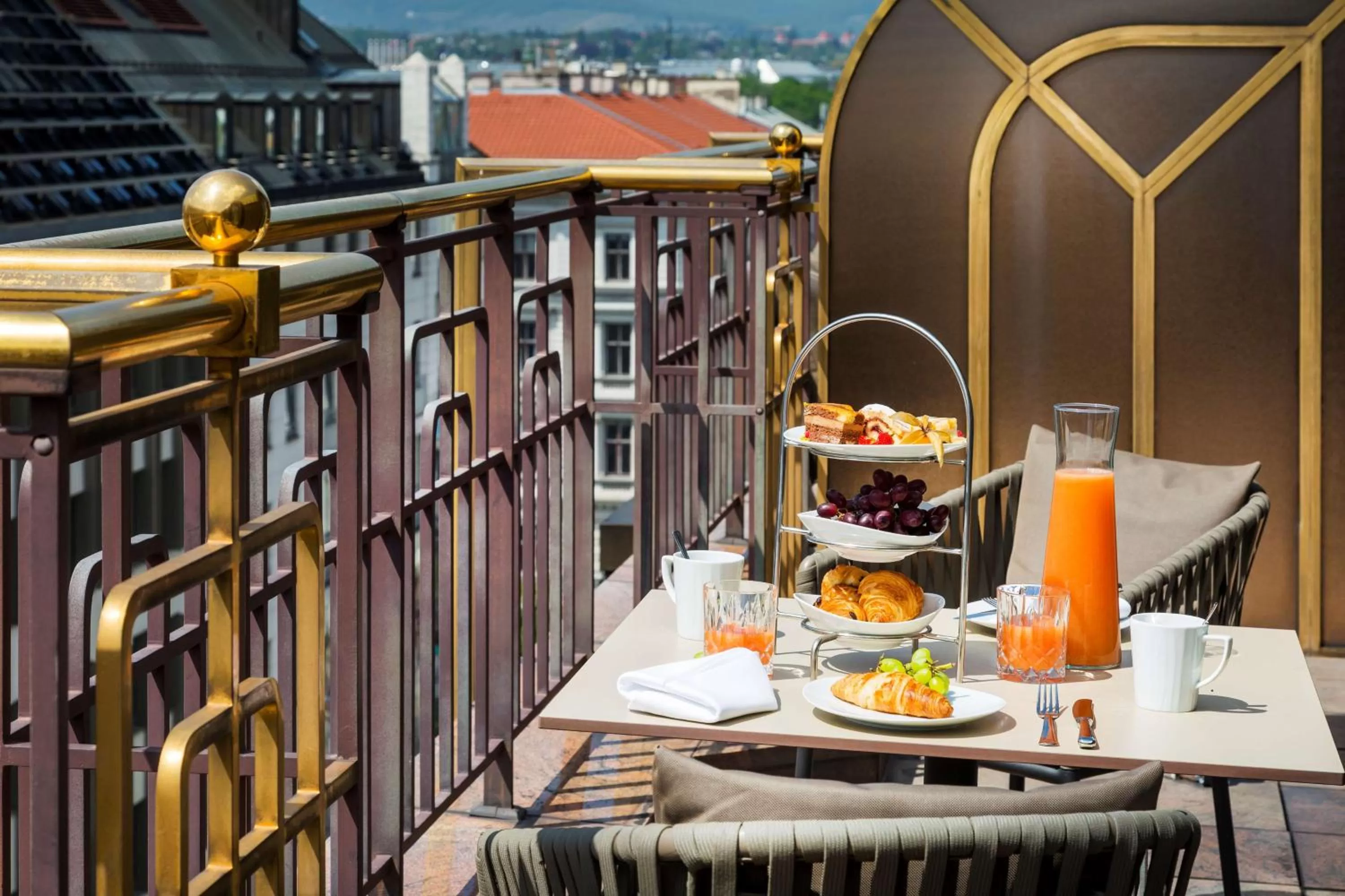 Photo of the whole room in Hilton Vienna Plaza